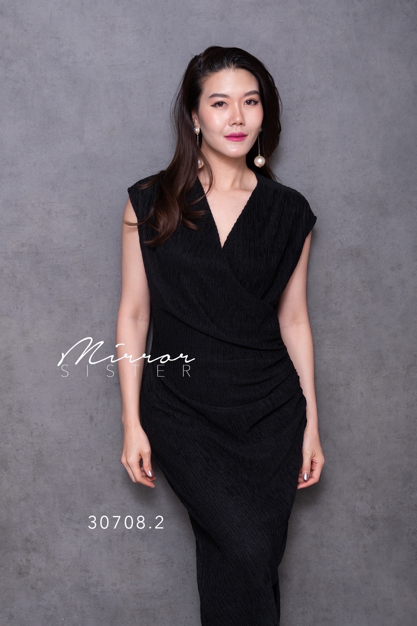 MiRRoRSiSTER's BaMby DReSS•• เดรสตัวยาวทรงงาม ดีไซน์สวยหรู แพทเทรินเป๊ะมากแต่งจับย่นๆอำพรางสัดส่วน!! ใส่แล้วดูผอมเพรียว.. ช่วงบนเป็นเสื้อคอวีไขว้ทับกัน ช่วงล่างเป็นกระโปรงแพทเทรินทรงสอบผ่าหน้า..! เนื้อผ้ามีtextureสวยมีความหนากำลังดี..มีความยืดหยุ่นได