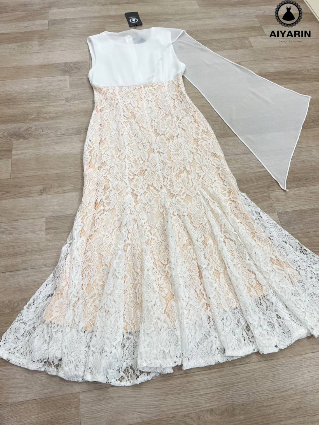 Brand : aiyarin Detail : เดรสผ้าลูกไม้ปักดอกไม้ฉลุทั้งชุดตัดสีของชุดด้วยผ้าลูกไม้สีขาวสวยซับในสีครีมดูลูกคุณมาก เดรสผ้าลูกไม้เนื้อดีลายลูกไม้ฉลุดอกไม้สวยไฮโซ