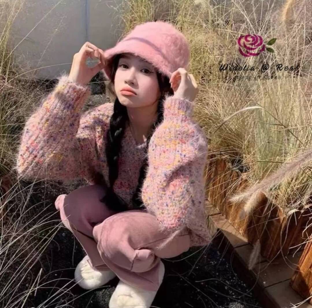 Blouse :: เสื้อแขนยาวสุดเก๋ รุ่นนี้ปังมากแม่ งานเกรดพรีเมี่ยม ตัวเสื้อเป็นไหมพรมเนื้อนุ่มนิ่ม สีสวยน่ารัก งานสวย ทรงเป๊ะ สีสันสวยสดใส งานไหมพรมเนื้อดีมากนะคะ รับรองใส่ออกมาไม่ผิดหวังการันตีให้เลย บอกเลยห้ามพลาดเด็ดขาดงานดีงานสวยแน่นอนจร้า