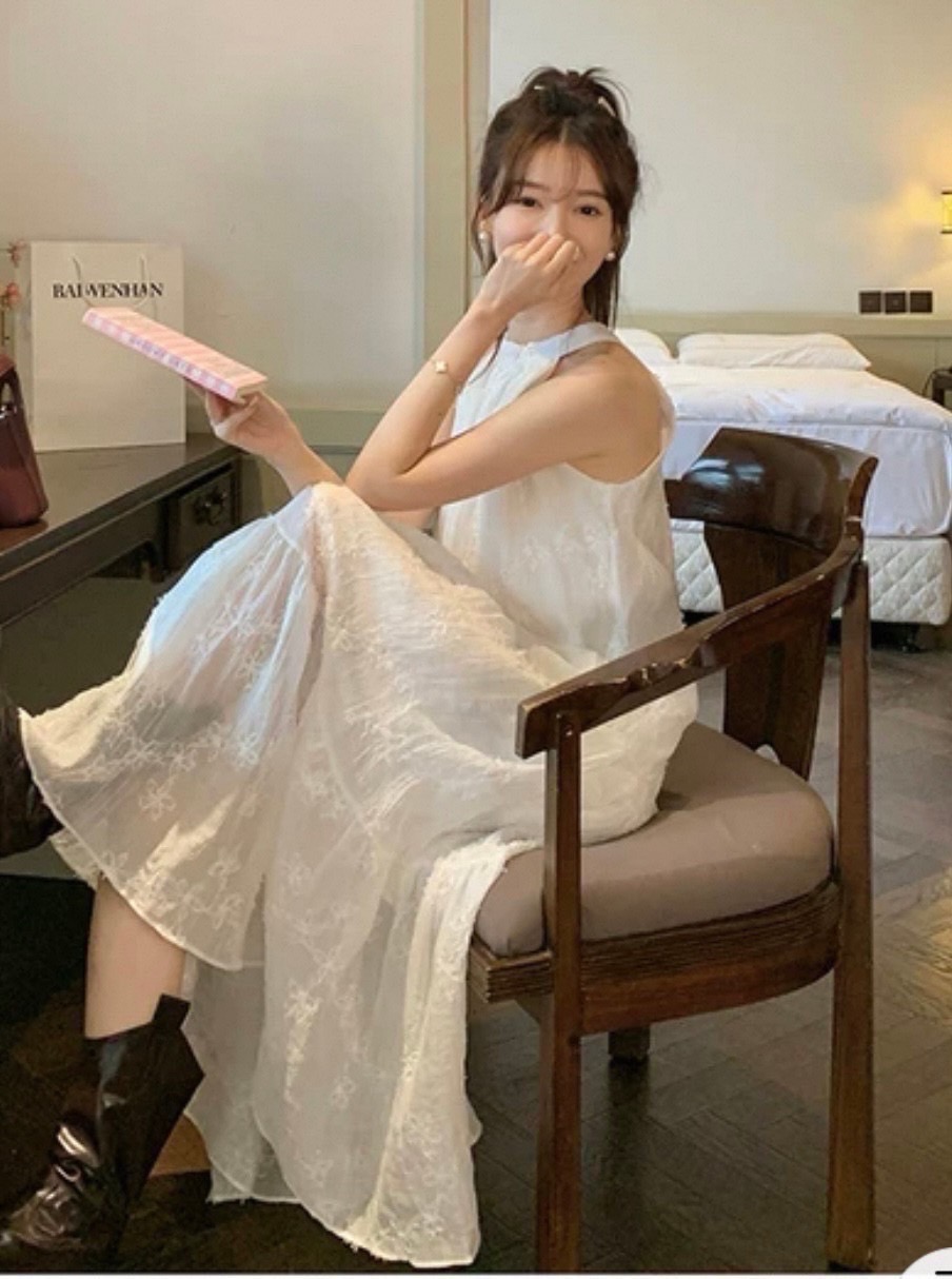 เดรสยาวแขนกุดสีขาว ผูกคอหลังตามแบบ งานทรงสวย ดีเทลกระโปรงต่อชั้นๆ ใส่เที่ยวคาเฟ่สุดเริ่ด เหมาะกับเที่ยวลำลองมากๆน้า เดินห้างชิวๆเลยคะ ผ้าคอตตอลลูกไม้งานปักอย่างดี มีซับในให้ด้วยนะคะ