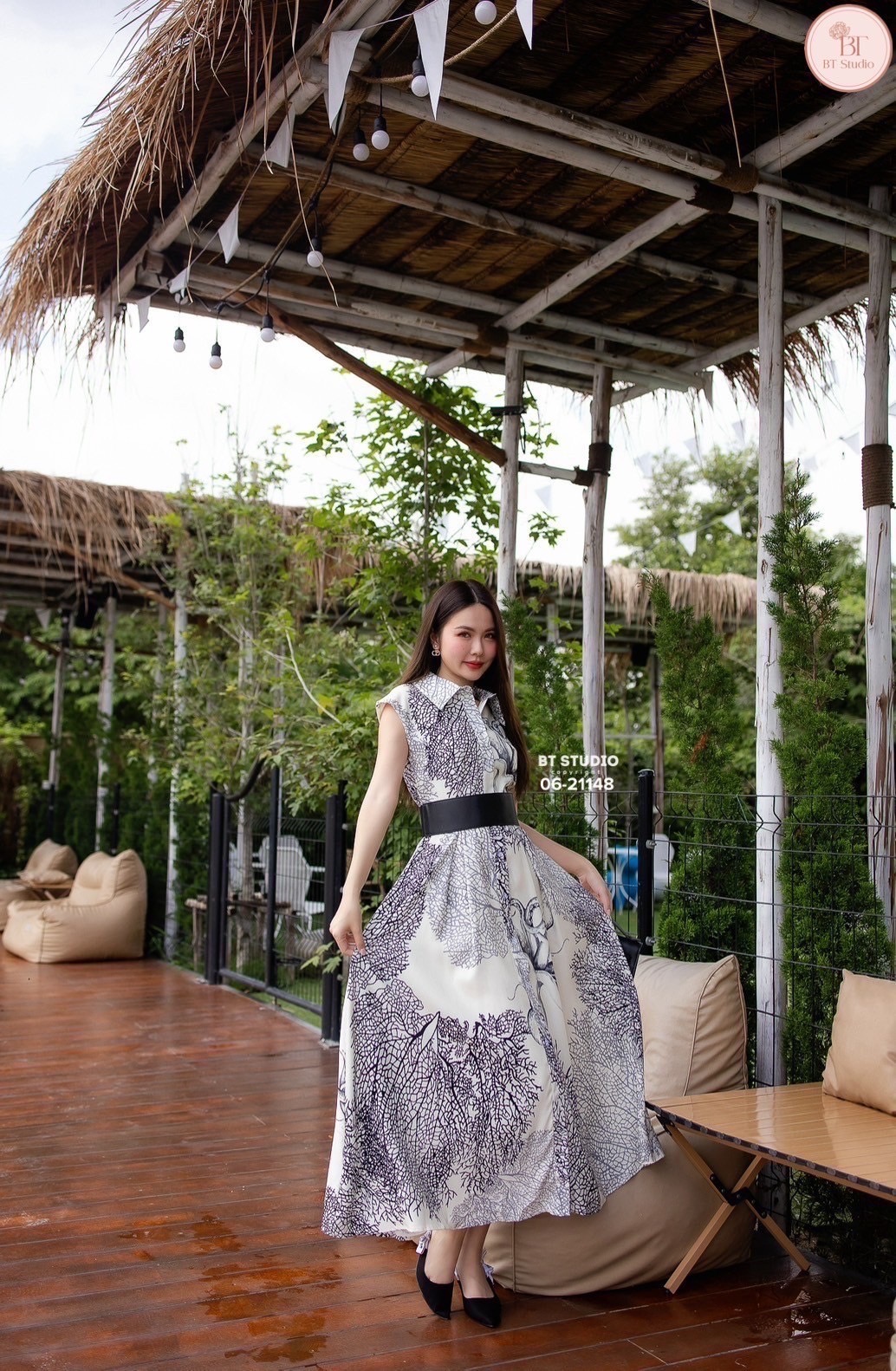 เดรสยาวแขนกุดคอปกกระดุมหน้า ดีไซส์พิมพ์ลายกราฟลิค สวยคมชัด เนื้อผ้าดีคัตติ๊งสวยมีซับในตัว มาพร้อมเข็มขัดสีดำคาดกลางใส่แล้วดูผอมเพรียวมากก