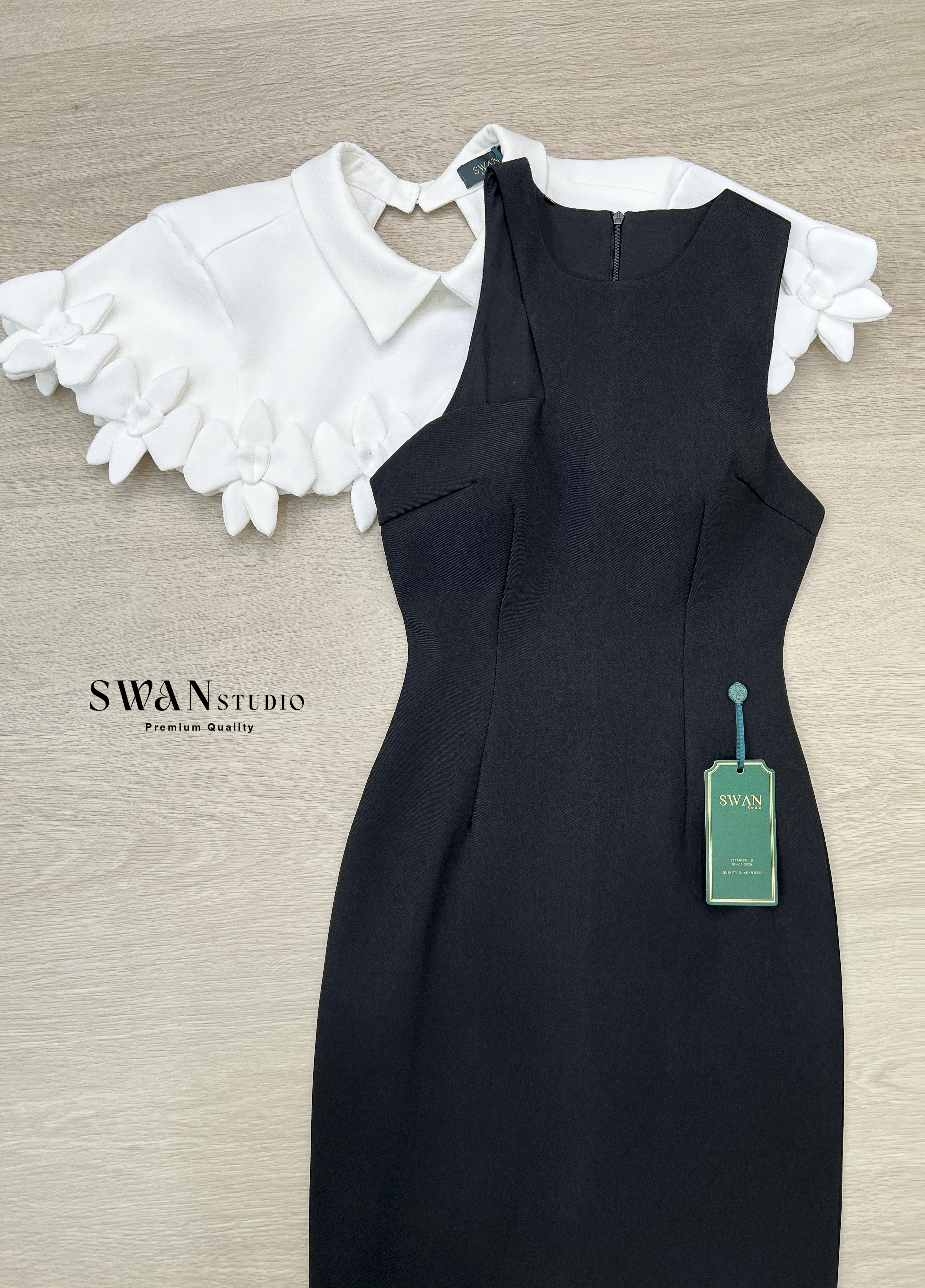 Set 2 ชิ้นสุดหรู เสื้อคลุม+เดรส เสื้อคลุมสีขาวดีเทลกลีบดอกไม้เรียงซ้อน เพิ่มมิติและความหวานอย่างมีระดับ แมตช์กับเดรสดำเข้ารูปทรงเรียบหรู เผยลุคผู้หญิงมีคลาส ดูแพงและสง่างามทุกองศา