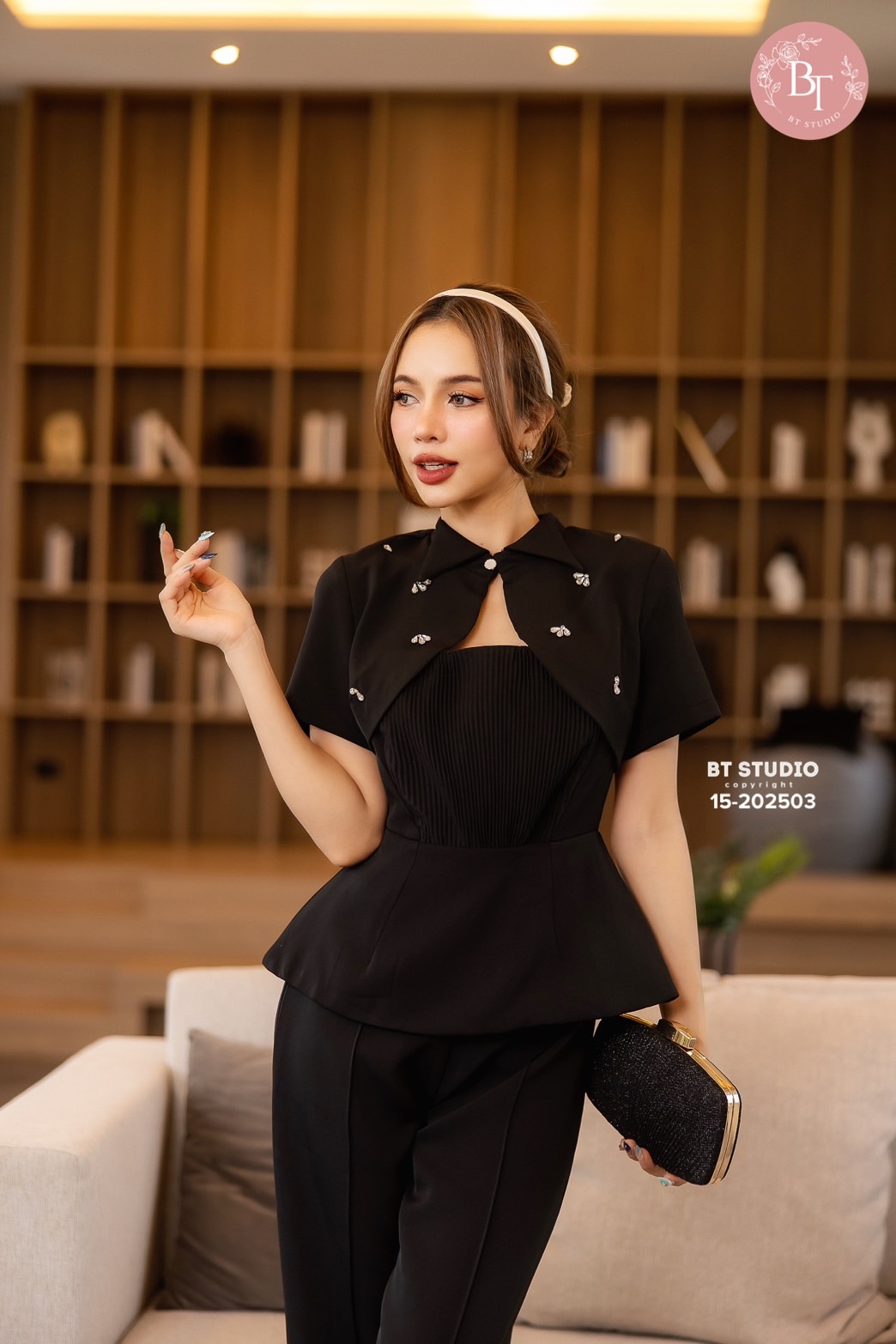 TAG : BT studio DETAIL : ชุดเซ็ท 2 ชิ้น เสื้อแขนสั้นดีเทลแต่งคอปกไล่มาตรงกลางติดเพชรกระจายเว้ากลางอกเล็กน้อยแต่งตัดต่อเกาะอกอกพรีทตรงกลาง เอวเข้ารูปปลายชายบานออก งานซิปหลัง
