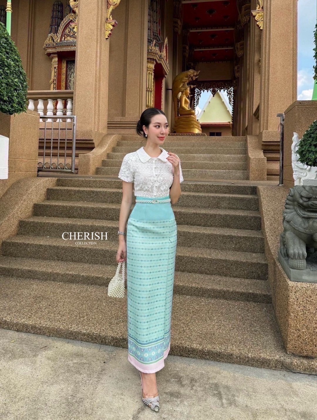 Set 3 ชิ้น ชุดไทยสวยเก๋ ตัวเสื้อลูกไม้คอปกสุดน่ารักตกแต่งกระดุมหน้าพร้อมซับในทั้งตัว ตัวกระโปรงเป็นผ้าถุงมีเทคเจอร์พิมพ์ลายไทยพับจีบหน้าผ่าหลังใส่สะดวกสบายแถมเข็มขัดให้อย่างดีเลยเจ้าค่า จะไปงานบุญ งานแต่งต้องมีนะคะ