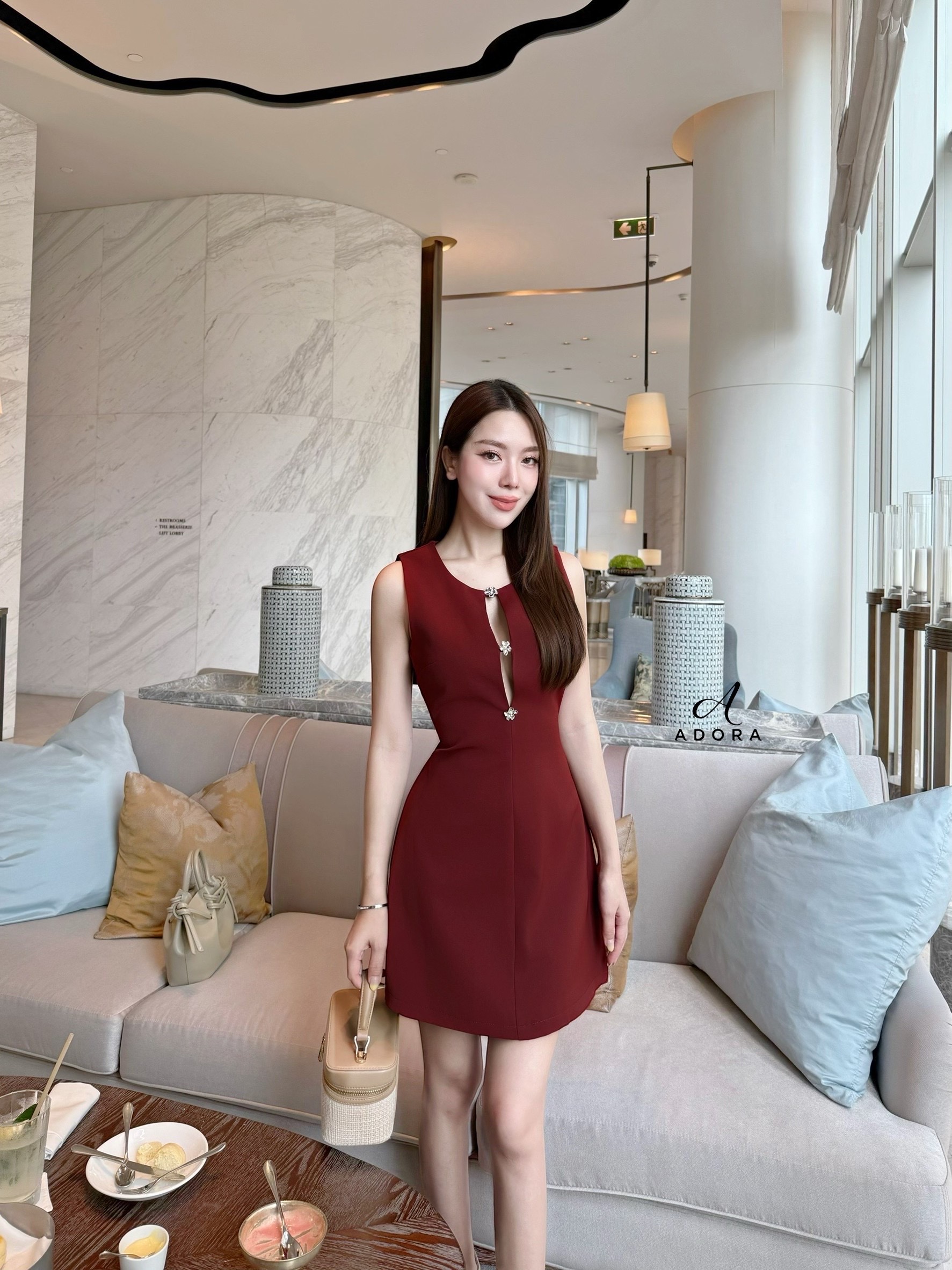 มินิเดรสดีไซน์น่ารักๆใส่ง่ายๆในช่วงนี้ แนะนำตัวนี้เลยค่ะ สาวๆ อโดร่า มินิเดรส ดีไซน์แขนกุด แต่งอะไหล่ช่วงอก ตัวเดรส ใช้ผ้าโพลีเอสเตอร์