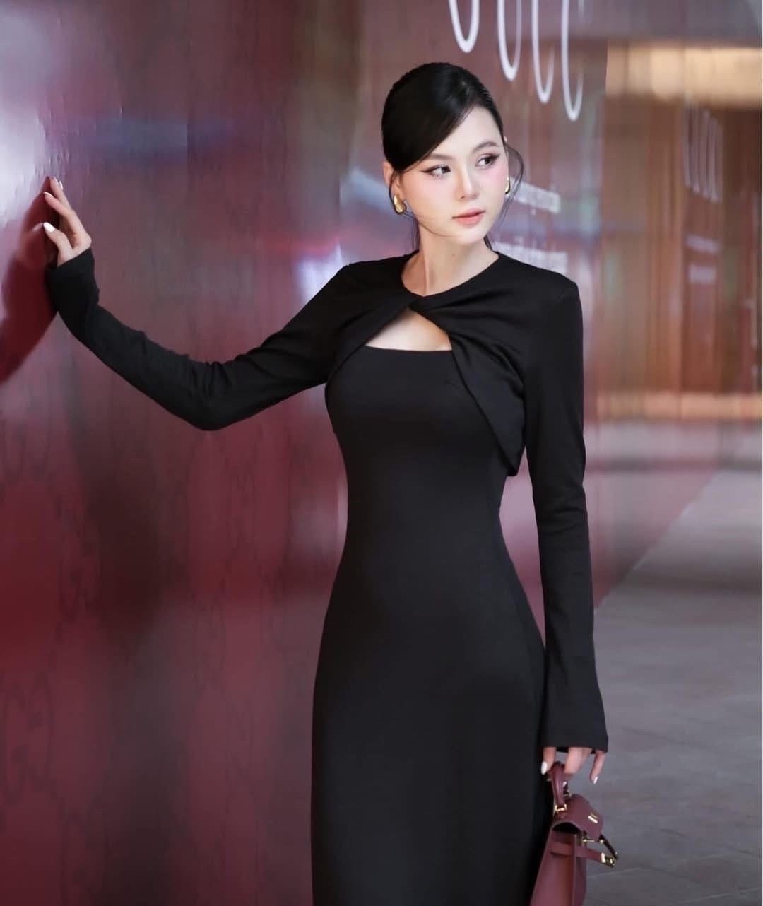 เซ็ตผ้ายืดสายเดี่ยวตัวยาว มาคู่กับเสื้อคอปคลุมมัดหน้าแขนยาวตัวสั้น ใส่ไปต่างประเทศชิค ถ่ายรูปดีมากเลยค่ารุ่นนี้ ปังปุริเย้แน่นอนค่า ห้ามพลาดเลย