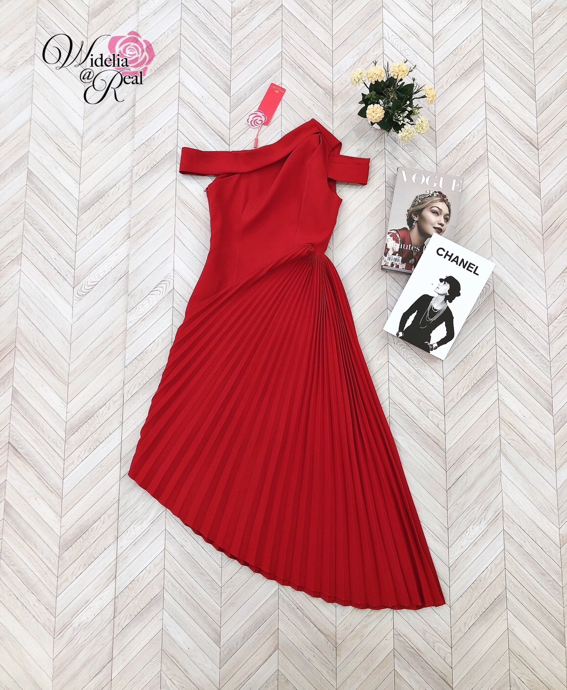 Dress เดรสตัวยาว ปาดไหล่ กระโปรงปลายเฉียง เนื้อผ้าเรียบ สีพื้น ซิปข้าง ผ้าอัดพลีท ผ้าอย่างดี มีน้ำหนัก ไม่บาง งานคัตติ้งเนี๊ยบ ทรงสวยเป๊ะมาก รับรองใส่ออกมาไม่ผิดหวังการันตีให้เลย บอกเลยห้ามพลาดเด็ดขาด งานดีงานสวยแน่นอน