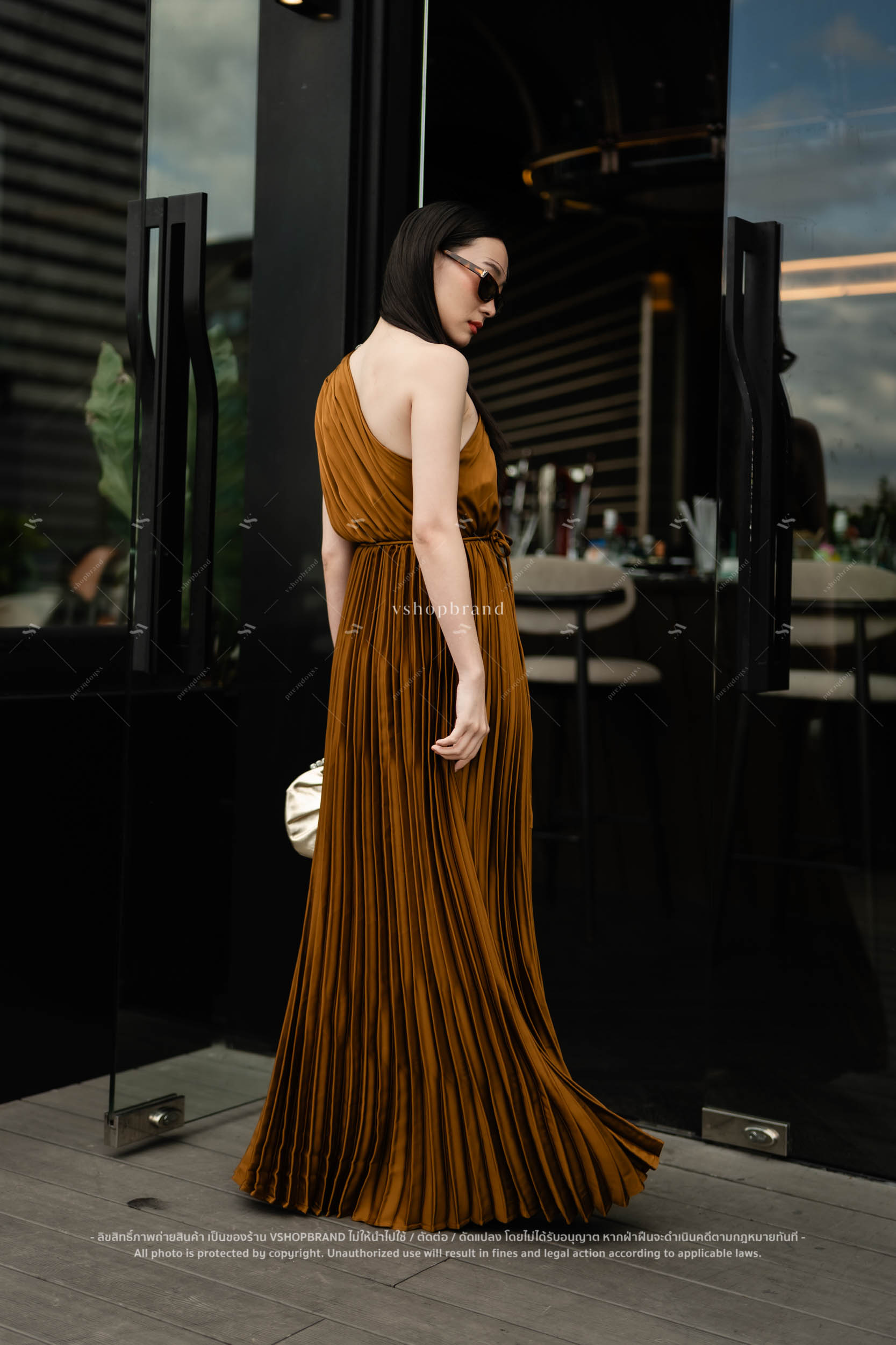 Maxi เดรสอัดพลีทปาดไหล่ เข็มกลัดโบว์+เชือก