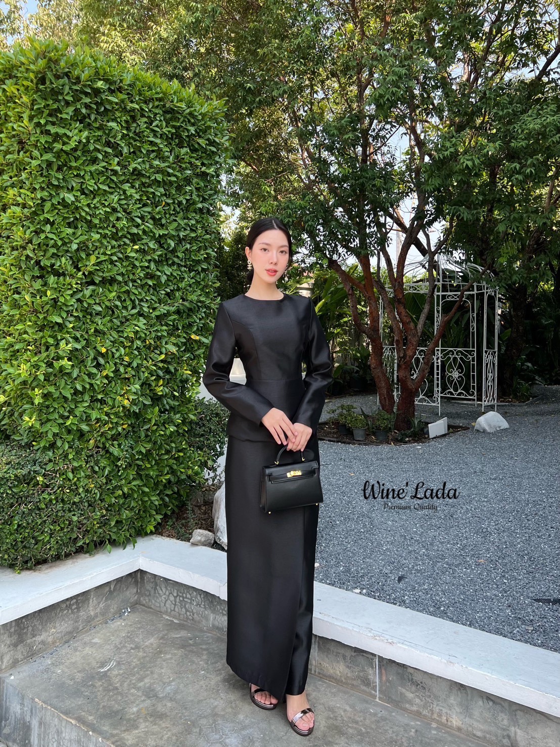 Set 2 Pcs. เซ็ทชุดไทยแบบเรียบๆเสื้อแขนยาว อกมีฟองน้ำ มีซิปด้านหลัง มาพร้อมกับกระโปรงผ้าไหม ทรงสอบเข้ารูป จะงานราช งานบุญ ได้หมดเนื้อผ้าใส่สบาย ทรงสวยมากค่ะ เป๊ะและเข้ารูป ใส่แล้วผอมเพียว กระโปรงซับในทั้งตัว ใครได้ลองแล้วจะหลงรักค่าา รับรองคุ้มเว่อร์ งานสว