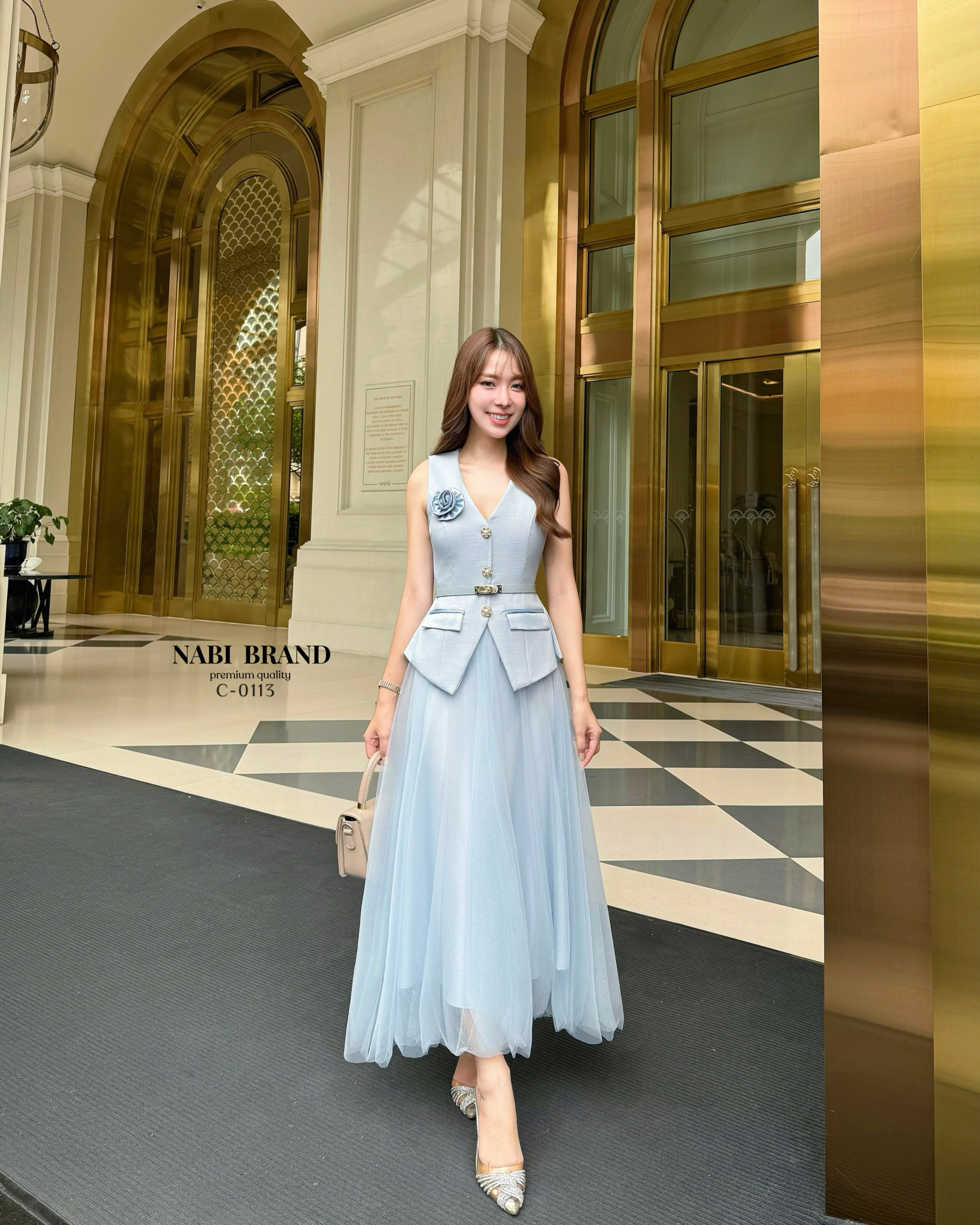 ชุดเซ็ต 2ชิ้น เสื้อแขนกุดคอวี แต่งกระดุมมุกด้านหน้า เพิ่มความโดดเด่นเรียบหรูด้วยกระเป๋า 2ข้าง ปกผ้าSATINเงาสวยหรูดูแพงไปอี๊ก พร้อมฟองน้ำและซับในอย่างดี มาคู่กับกระโปรงยาวซับทั้งตัว ซิปหลัง แถมเข็มกลัดและเข็มขัด ใส่แมทช์กันลงตัวมากๆค่ะ ห้ามพลาดนะคะ😘