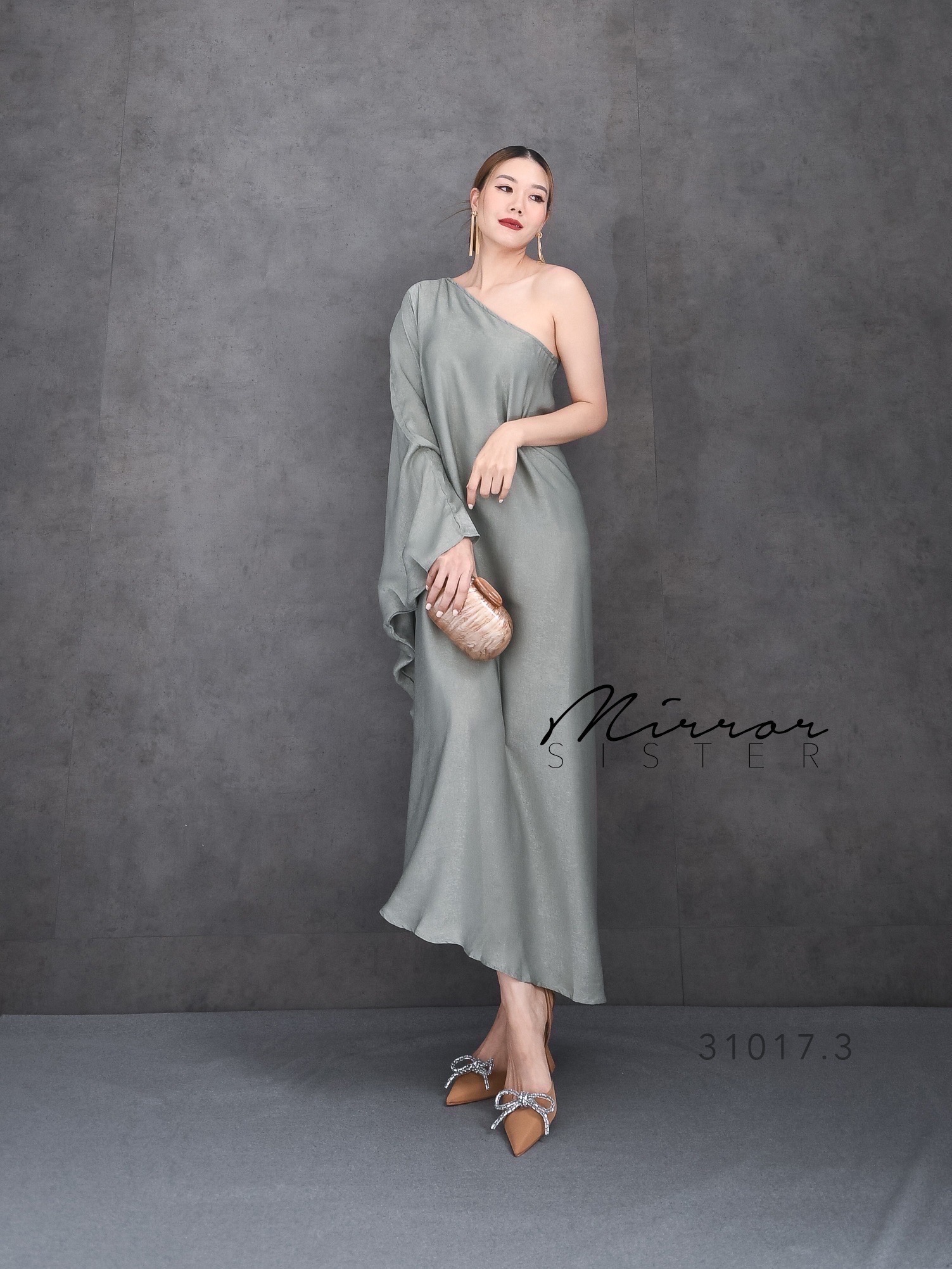 MiRRoRSiSTER's CiCi SiNGLE SHoULDER DReSS•• เดรสไหล่เดียว ทรงสวยเรียบๆแต่โก้ เนื้อผ้าซิลค์ซาตินนุ่มลื่นสวยหรู ใส่ออกงานได้ลุคสวยไฮโซ ทรงหลวมๆอำพรางหุ่นใส่สบาย ใส่แล้วสวยผ่องทุกเฉดสี