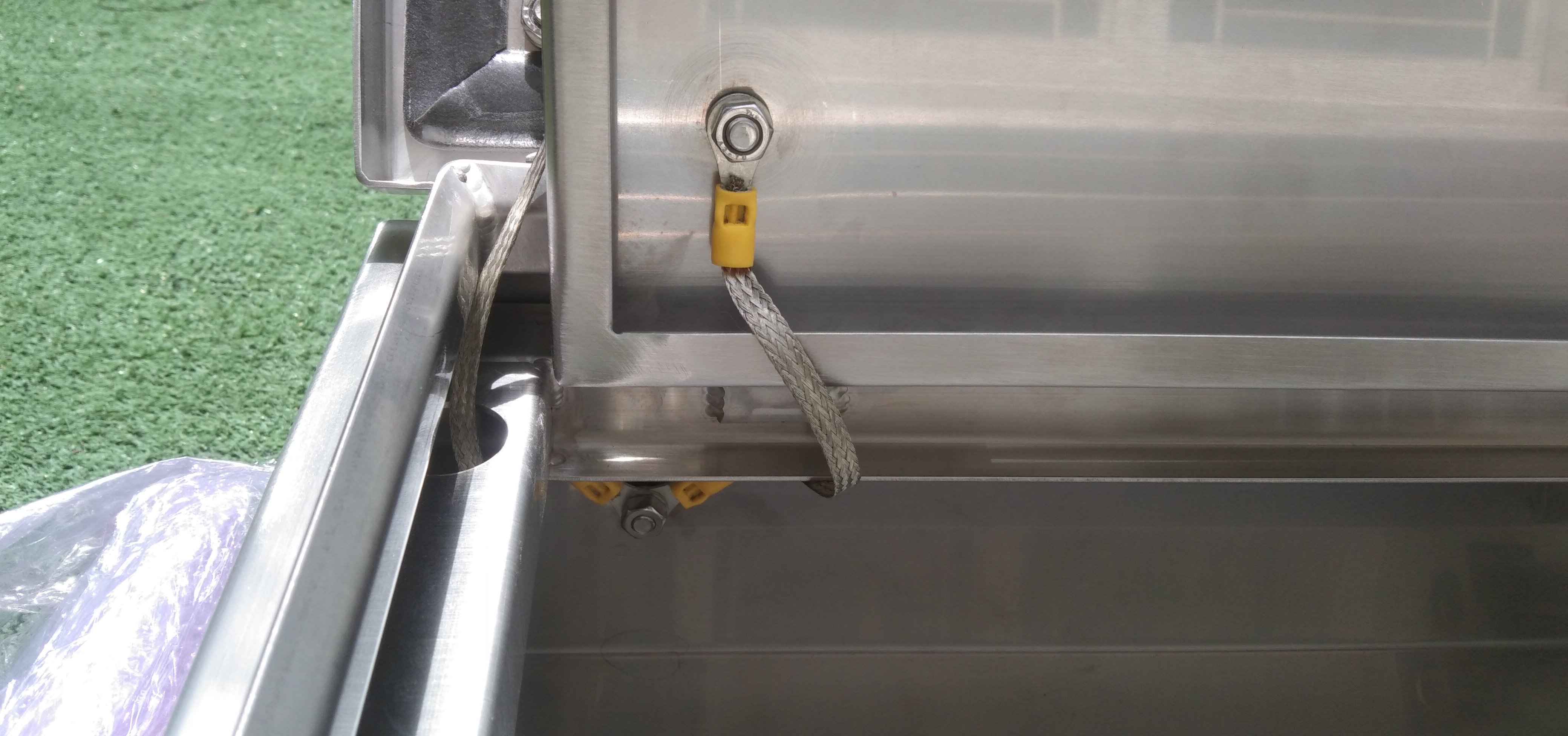 LOAD CENTER 250A ตู้สแตนเลส 304 มีหลังคาสโลป W450xH1050xD152mm. (42ช่อง)