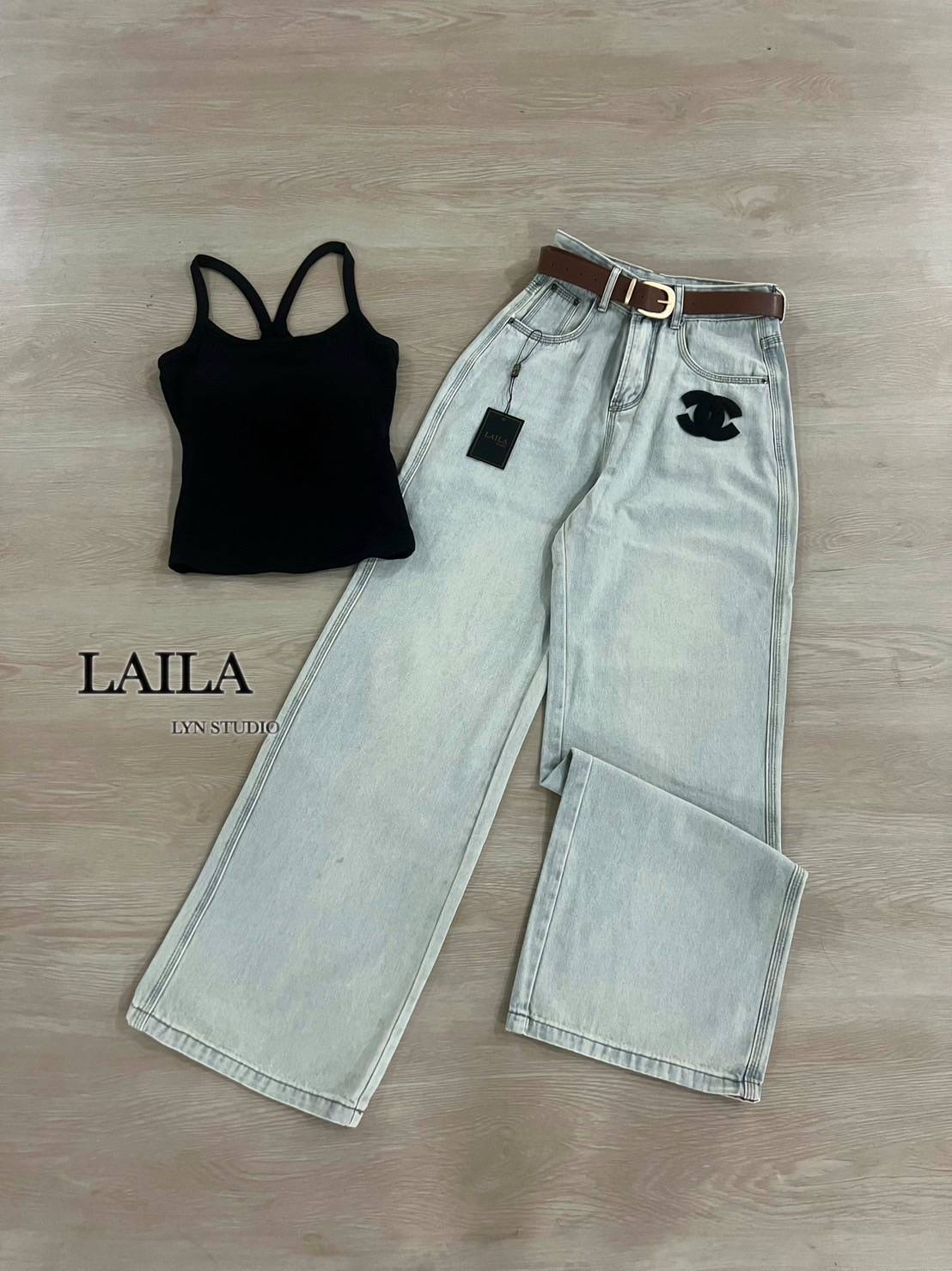 Tag: LAILA Detail: Set เสื้อ+กางเกง งานเสื้อทรงสายเดี่ยวแต่งเสริมทรงที่อกตามสไตล์สาวแซ่บ เสื้อทรงเข้ารูปเนื้อผ้ายืดหยุ่นได้นิดหน่อย มาพร้อมกางเกงยีนส์ขายาวงานทรงขากระบอก แต่งสียีนส์ฟอกพร้อเข็มขัดและอักษรแบรนหน้าขาสาวเวียดนามแซ่บๆดูดีแมชกันลงตัว #bylaila b