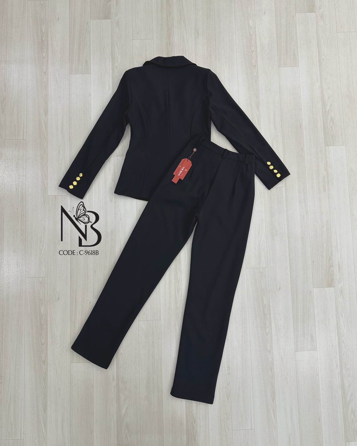 ชุดเซทสูท 2 ชิ้น ผ้าดีมาก สุดหรู สีดำ เสื้อสูทแขนยาวแต่งกระดุมสีทอง 2 เม็ด และกระดุมสีทองที่ปลายแขน มีช่องกระเป๋าข้างหน้าใช้งานได้จริง ทรงปล่อยๆใส่สบายๆ คู่กับกางเกงขายาวกระบอกเล็ก ทรงตะขอเกี่ยว ซิบหน้า มีกระเป๋าข้างและช่องเข็มขัด ชุดมีซับในอย่างดี ทั้งชุ