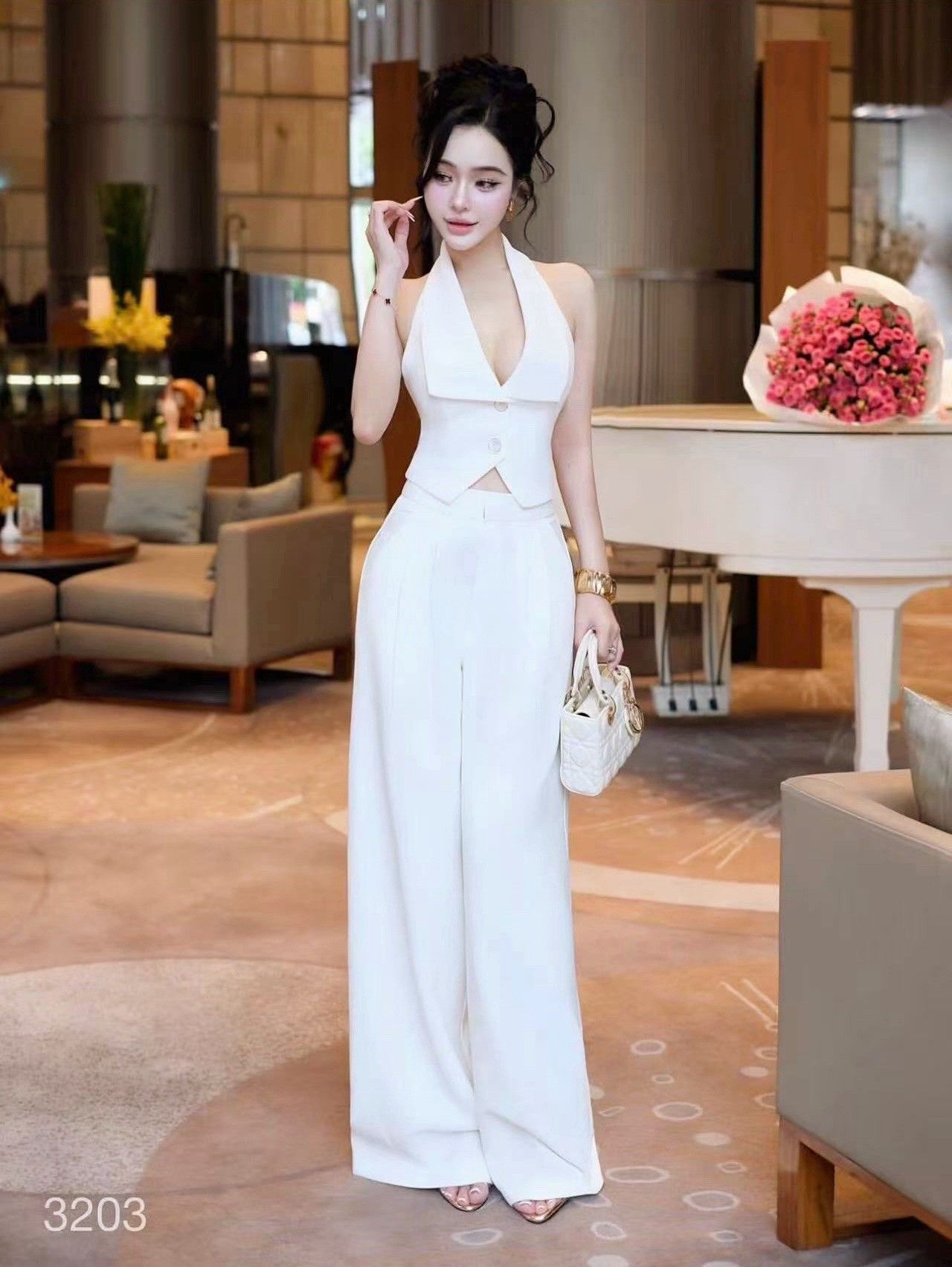 ชุดเซต เสื้อ+กางเกงขายาว เสื้อมีดีเทลแต่งกระดุมหน้า มีซับในอย่างดี เนื้อผ้าดีมากๆ มาคู่กับกางเกงขายาวทรงสวยมาก กางเกงมีซิบด้านหน้า ใส่เที่ยว