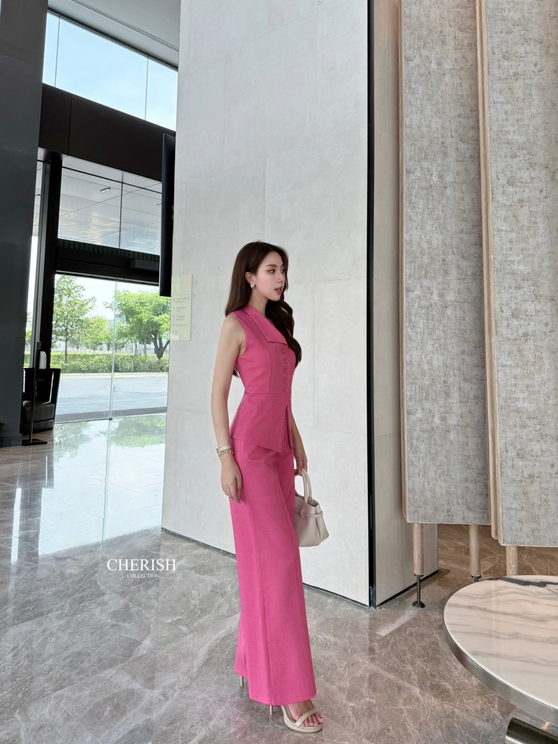 ชุดเซ็ท สุดเรียบหรูดูโก้ สวยแบบไม่ซ้ำใคร ตัวเสื้อคอปกแขนกุดตัวยาวดีไซน์เก๋ ตกแต่งกระดุมตรงกลาง มาพร้อมกางเกงขากระบอกเอวสูงซิปหน้า ใส่สะดวกสบายช่วยทำให้ขาเรียวยาว มีกระเป๋า 2 ข้าง