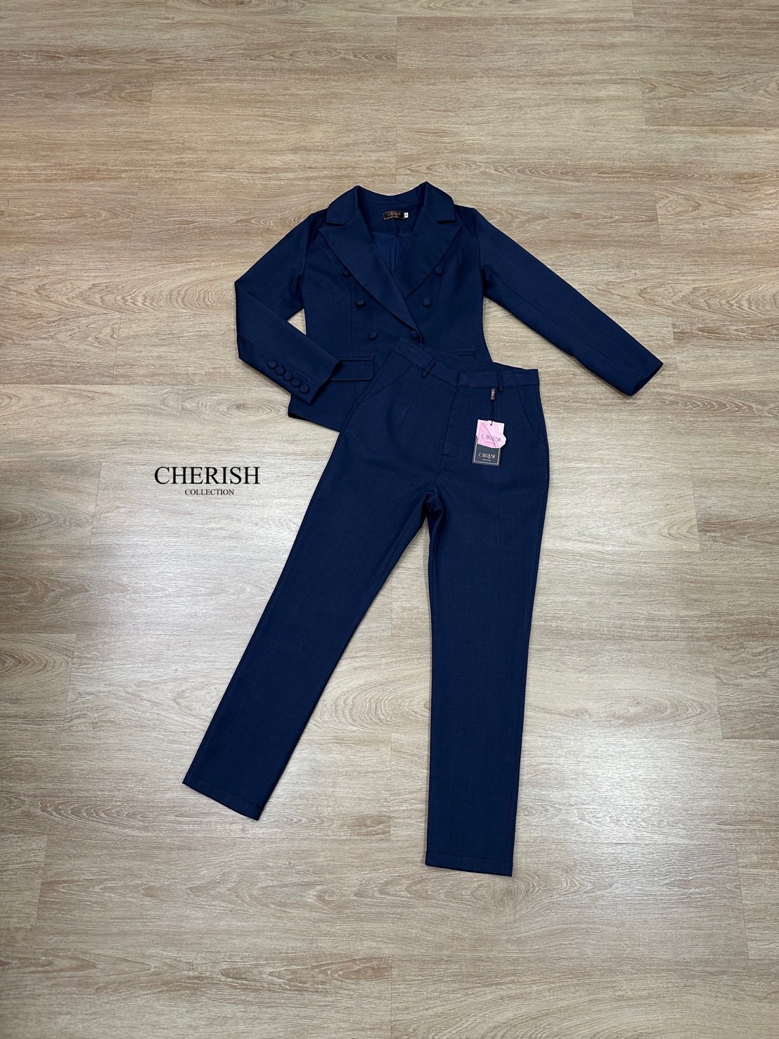 Setsuit เสื้อ+กางเกง เรียบหรู ดูเท่ ทรงสวย ใช้ผ้าดี ใส่สบาย ตัวเสื้อสูทแต่งกระดุม มีกระเป๋า พร้อมซับในทั้งตัว มาพร้อมกับกางเกงขากระบอก มีกระเป๋า 2 ข้าง จะใส่ทำงาน ออกงาน