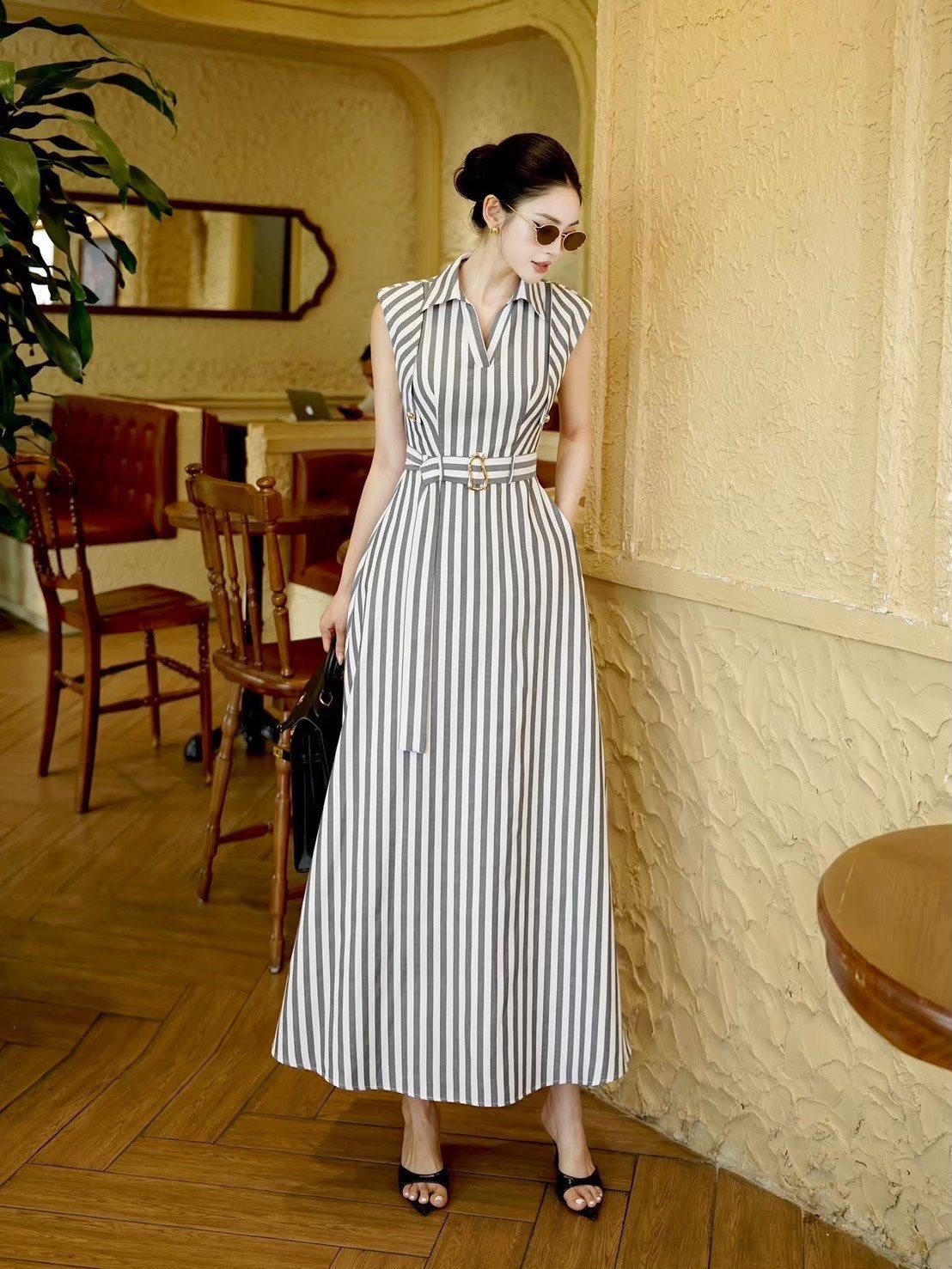 เดรสคอปกเชิ้ตตัวยาวลายทางสีเทา มาพร้อมเข็มขัดผ้าหัวอะไหล่ทองใส่เฟียสๆ แกรมๆ ได้ไม่ซ้ำใคร ต้องมีเลยค่า