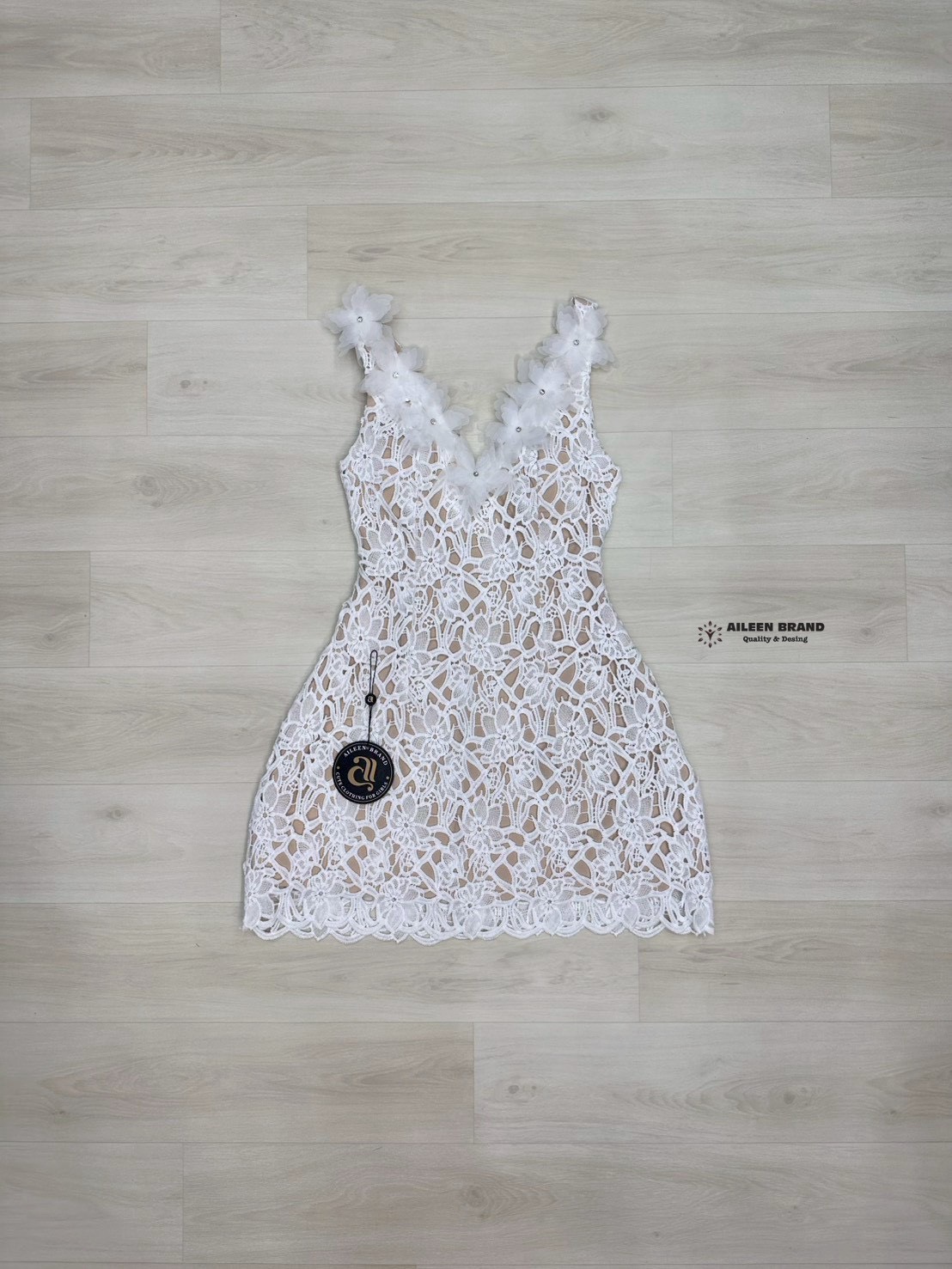 มินิเดรสสีขาว ดีเทลผ้าลูกไม้ทั้งชุด มีซัปในสีครีมมาอย่างดี ไม่ต้องกลัวโป๊ ช่วงอกเสริมฟองน้ำ แต่งดอกไม้ 3D สีขาวบริเวณคอและไหล่ มีคริสตัลติดกลางดอกไม้ (อกเสริมฟองน้ำ) งานสวยเนื้อผ้าดี มีชับใน ซิปหลังซ่อนอย่างดี ใส่ออกมาทรงสวย น่ารักสุดๆ ห้ามพลาดนะคะ