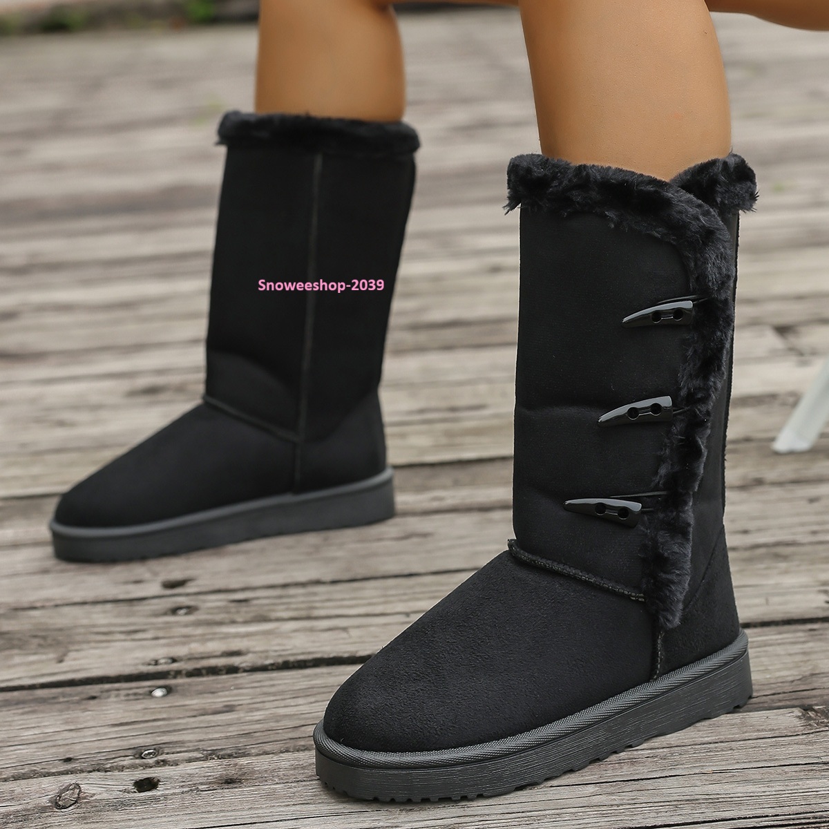 บูทยาวบุข้างในกำมะหยี่นุ่ม อบอุ่นสบายทุกย่างก้าว พื้นหนานุ่ม + กันลื่น มั่นใจทุกเส้นทาง หนังนิ่ม ใส่แมทช์ได้หลายลุค ไม่ว่าจะสตรีทชิค หรือเอลิแกนซ์ มีให้เลือกถึง 3 สีสุดคลาสสิค ครบทั้งแฟชั่นและฟังก์ชันในคู่เดียว