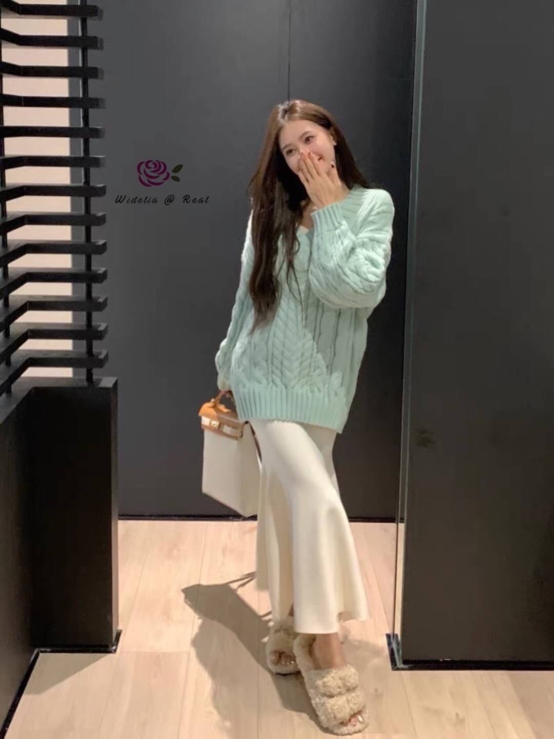 Sweater เสื้อกันหนาวสุดน่ารัก เนื้อผ้าไหมพรมหนานุ่มใส่อุ่นสบาย งานเนื้อผ้าอย่างดีสวยคุ้มเกินราคามาก ใครชอบงานเรียบแต่หรูต้องตัวนี้ รับรองใส่ออกมาไม่ผิดหวังการันตีให้เลย บอกเลยห้ามพลาดเด็ดขาดงานดีงานสวยจริงต้อง Widelia @ Real