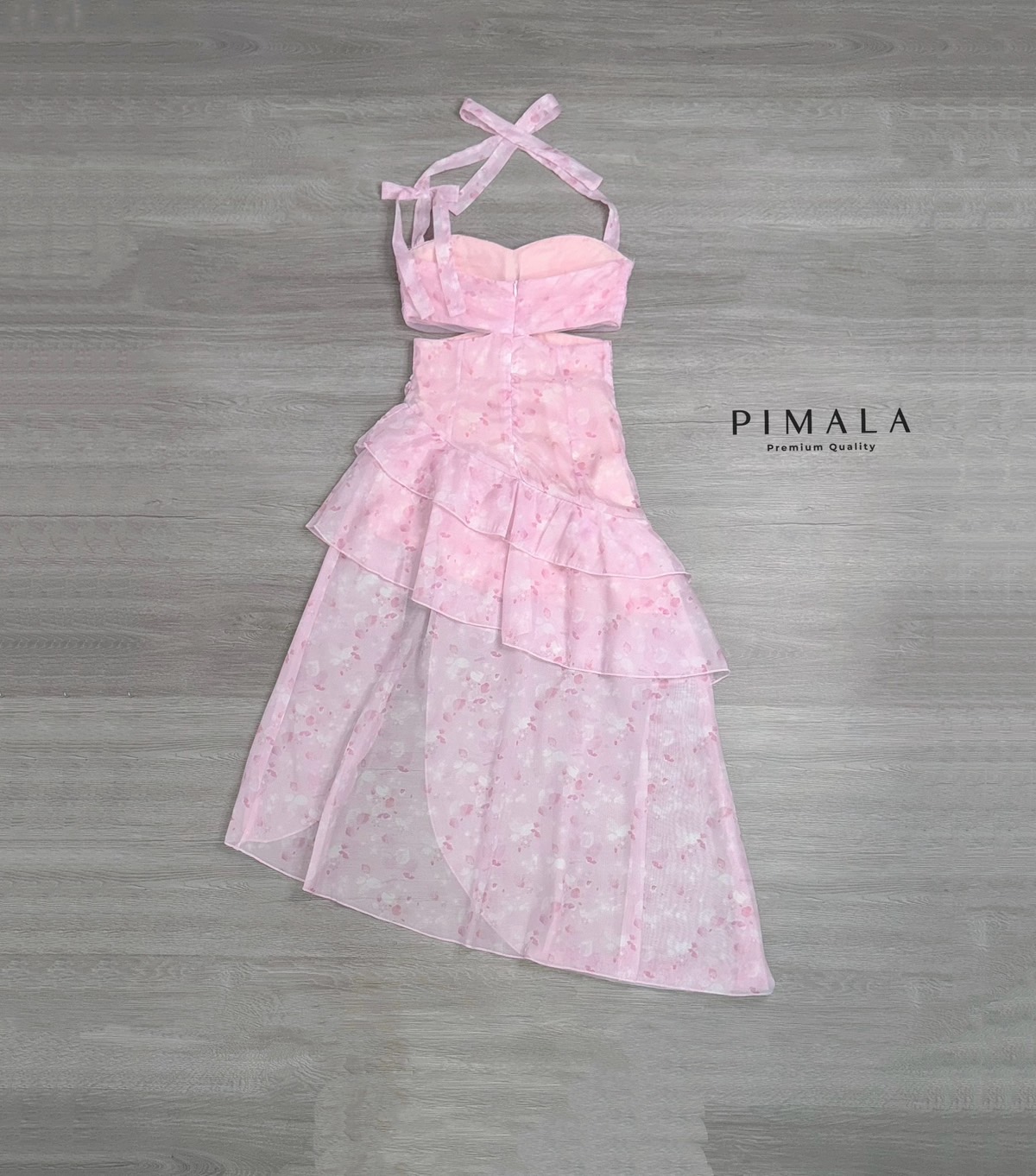 Dress pink sweet สวยมากก ลายผ้าน่ารักมากเป็นลายขายดีของทางร้านหมดตลอดถ้าทำลายนี้มา สายไหล่เป็นโบว์ซีทรูชั้นนอกที่หน้าอกโต่วอินสุดๆ กระโปรงออกแบบซับซ้อนตามสไตล์แฟชั่นนิสต้า มีซับใน มีฟองน้ำอก ซิปหลัง ลุคนี้สวยมาก เดินแบบใดให้เหมือนลอยมาสวยเหมือนไม่มีอยู่จร