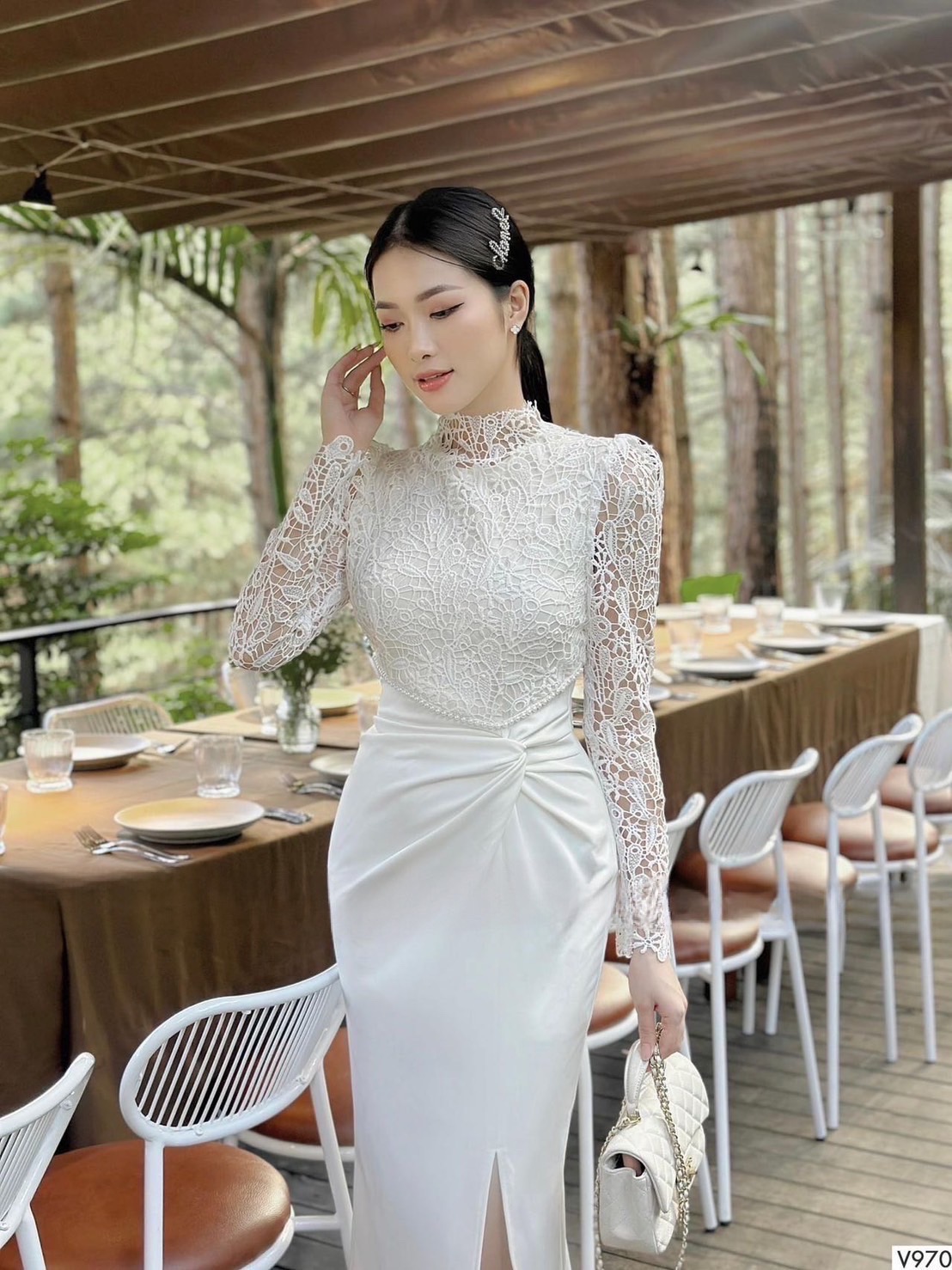 เดรสยาวคอปีนสีขาวช่วงอกดีเทลลูกไม้ดอกปักฉลุซีทรูแขนยาว (อกเสริมฟองน้ำ มีซิปหลัง) ช่วงกระโปรงดีไซน์เย็บย่นบิดเกลียวข้างแต่งกุ๊นมุก ดีไซน์แต่งผ่าหน้าให้ทรงสวย เย็บซับในทั้งชุดอย่างดี บอกเลยว่าชุดนี้แพทเทิร์นเป๊ะมาก สวยหรูผู้ดีมากๆเลยค่า
