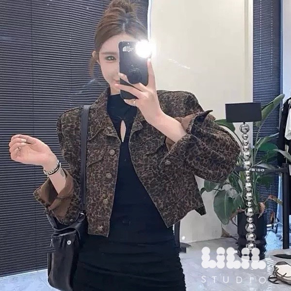 🐆Girly Leopard Jacket🐆 เสื้อคลุมผ้ายีนส์ลายเสือดาว งานผ้าดี ตัดเย็บดี แบบสวย ไม่มีซับในไม่ร้อน #ต้องมีค่ะ😘 🏷Freesize อก42“ วงแขน18” แขนยาว22“ เสื้อยาว18” 🛍ลายเสือดาวสีเดียวค่ะ 💰 Price : 790.- (ค่าส่งลงทะเบีย