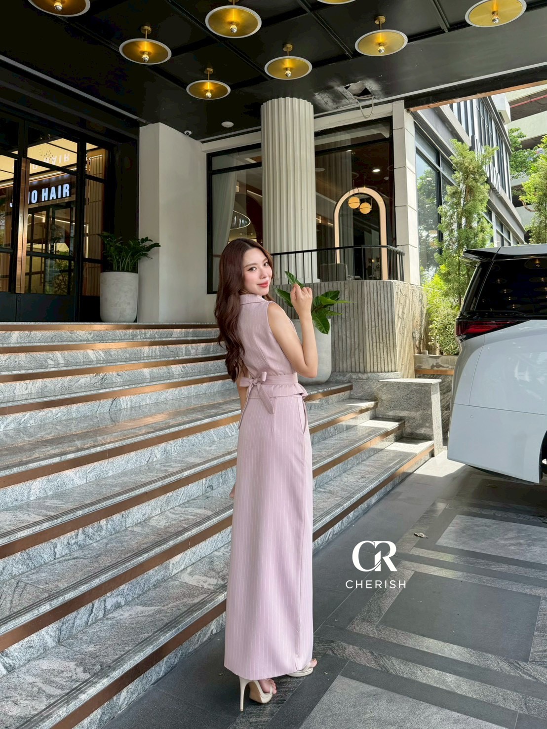 ชุดเซ็ท 3 ชิ้น เสื้อ+กระโปรง+เข็มขัด ตัวเสื้อกั๊กลายริ้ว แขนกุดคอวี แต่งกระเป๋าหลอก 2 ข้าง กระดุมทอง ช่วงเอว มีสายผูกเอวสามารถทำเป็นโบว์เล็กๆน่ารักได้ มาพร้อมกระโปรงลายริ้ว เอวสูงผ่าหน้า มีกระเป๋า 2 ข้างใช้งานได้จริง มีซับในทั้งชุด แถมเข็มขัดเข้ากับชุด ชุ