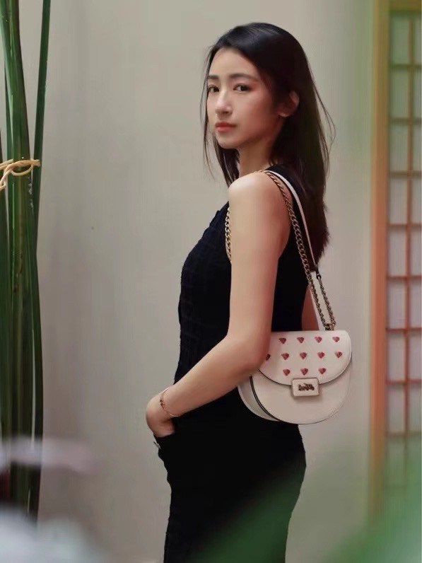 กระเป๋าสะพายไฮโซเก๋ๆ น่ารัก แบรนด์เนมโค้ชสีขาวครีมลายหัวใจสีชมพูหนังแท้สายโซ่อะไหล่ทอง COACH ALIE SADDLE BAG WITH HEART EMBROIDERY((C3922))