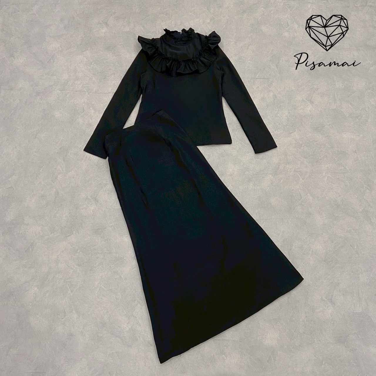 เซ็ตเสื้อแขนยาวชุดไทยจิตรดาสีดำ แต่งระบายช่วงคอและอก มาคู่กับกระโปรงตัวยาวสีดำทรงหางปลา ตามหากันทั้งประเทศ ต้องมีเลยค่า