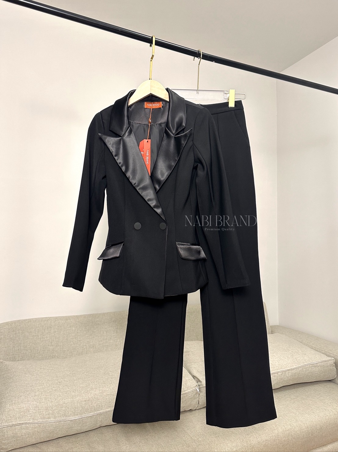 Set สูท2ชิ้น เสื้อแขนยาว+กางเกงขายาว ดีเทลเรียบหรู เสื้อคอปกเงาๆ ดูแพงมาก กระดุมสองเม็ด มีกระเป๋าสองข้างใช้งานได้จริง กางเกงทรงเองสูงนิดนึงกระบอกเล็ก มีเส้นด้ายตรงกลาง มีซับในทั้งตัว ผ้าหนา นุ่ม ใส่สบายมาก ทรงเกร๋ เข้ารูป ทันสมัย ใส่แล้วดูผอมเพรียว ผ้าดี