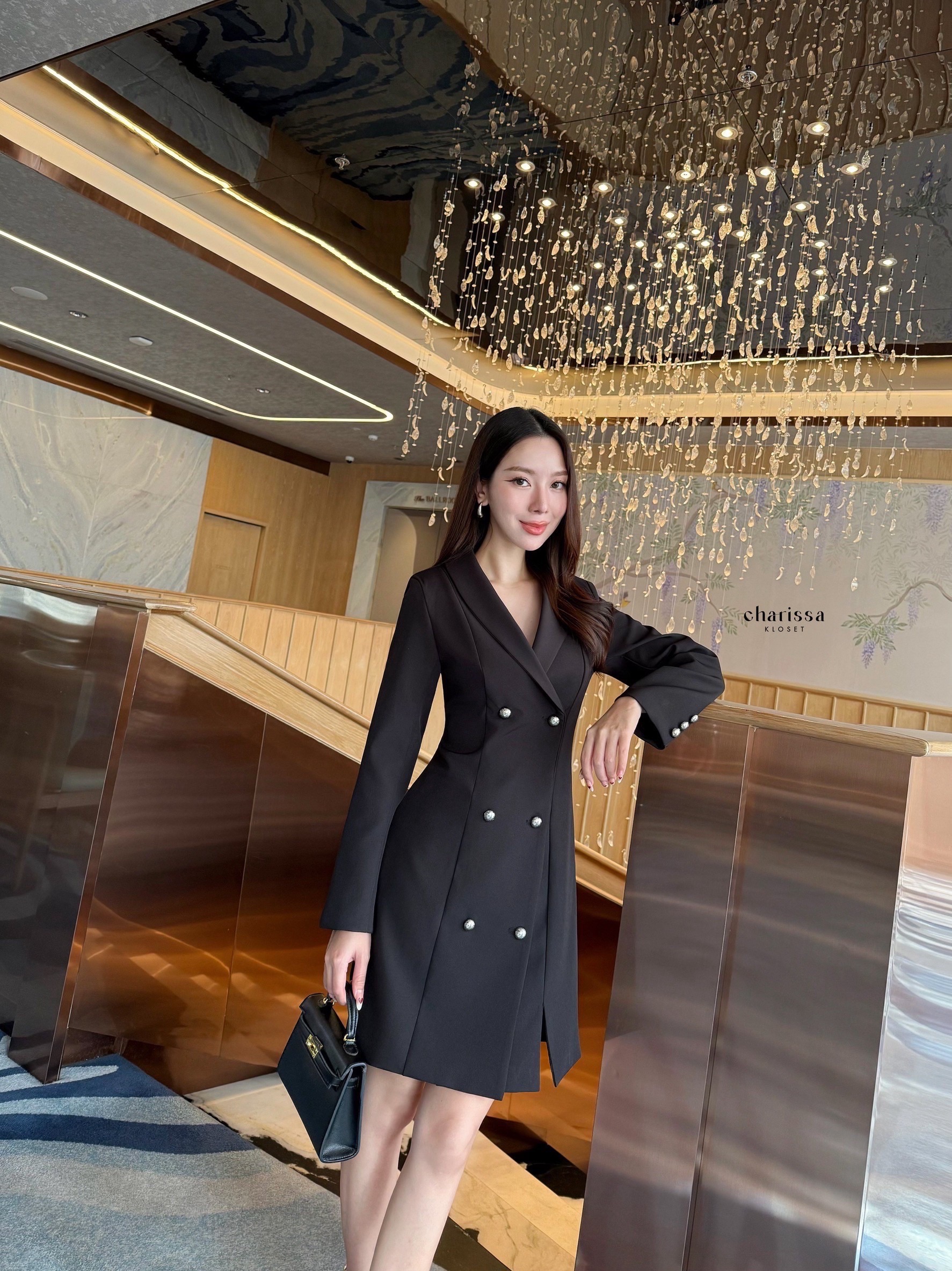 เดรสสูทอีกรุ่นที่แนะนำมาก ใส่ออกมาสวยเรียบหรูมากค่ะ เนื้อผ้าดี มีซับในทั้งชุด เป็นเดรสกระดุมหน้านะคะ มีผ่าด้านหน้าเล็กๆให้ลุคแอบเปรี้ยวนิดๆ แต่ยังดูสุภาพค่ะ กระดุมจริงด้านหน้าอะไหล่สีเงิน