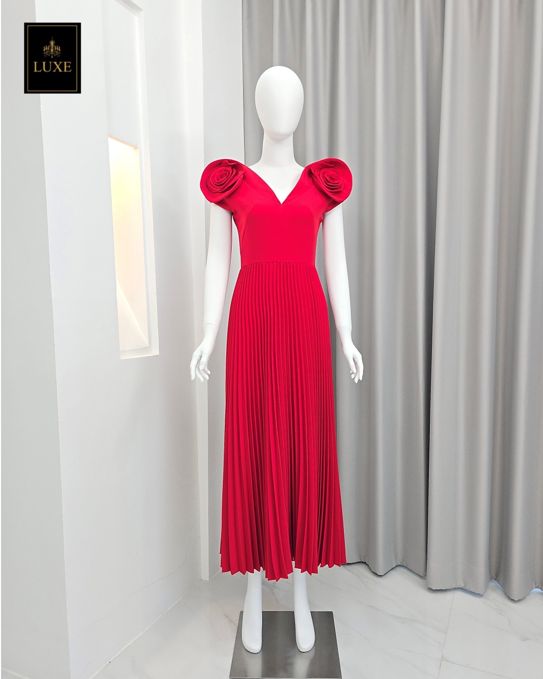 Label : LUXE ☑️เดรสเสื้อคอวีแขนกุด กระโปรงพลีทรอบตัว