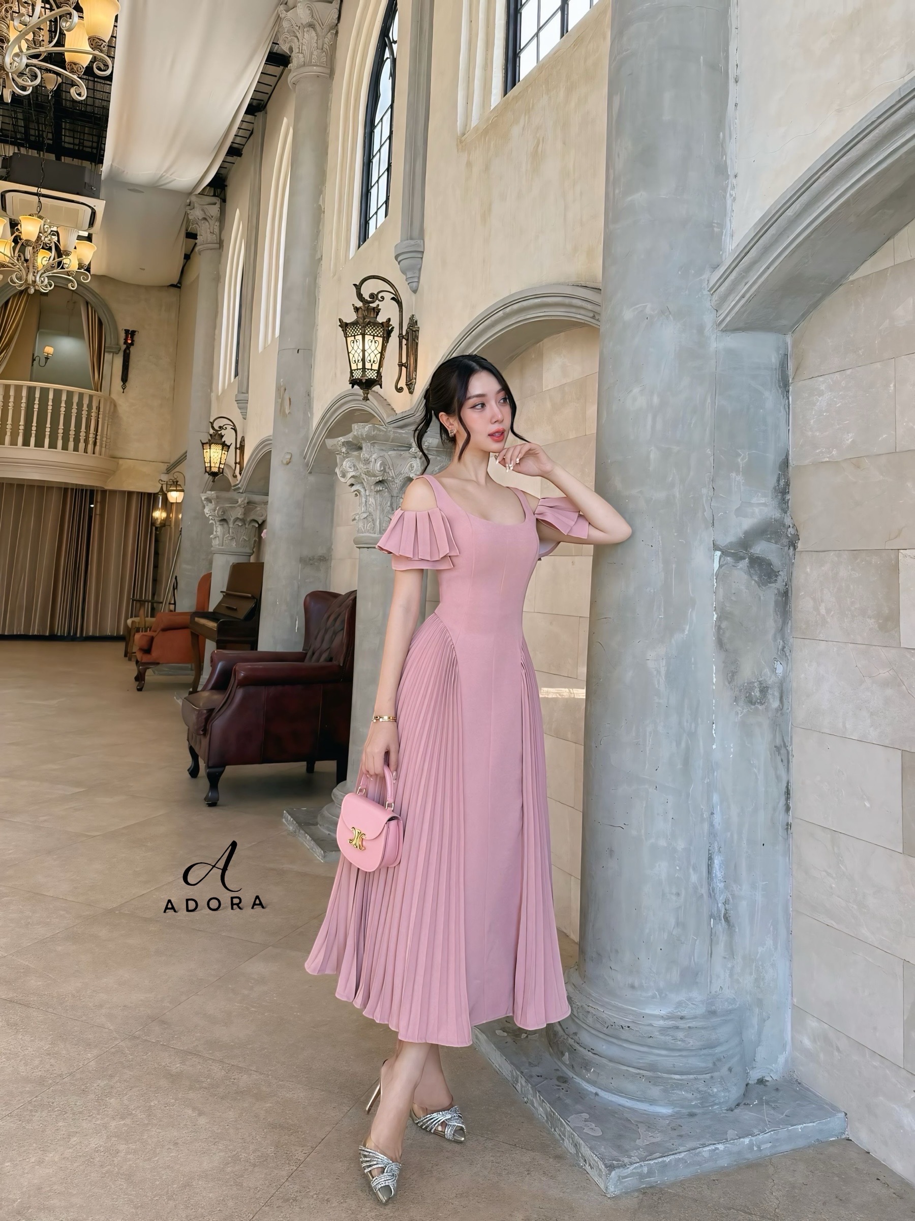 เดรสดีไซน์สายเดี่ยว แต่งดีเทลช่วงแขน ตัวเดรส ใช้ผ้าเนื้อผ้า เกรดพรีเมี่ยมทั้งตัว เนื้อผ้ามีคุณภาพ ใส่แล้วเก็บทรงดูหุ่นเพรียว แต่งดีเทลอัดพลีทด้านข้างทั้งสองข้าง งานมีซับใน งานซิปหลัง สาวๆใส่ออกงาน หรือ ใส่ทำงาน มีติดตู้ไว้ ได้ใช้หลายโอกาสเเน่นอนค่ะชุดนี้