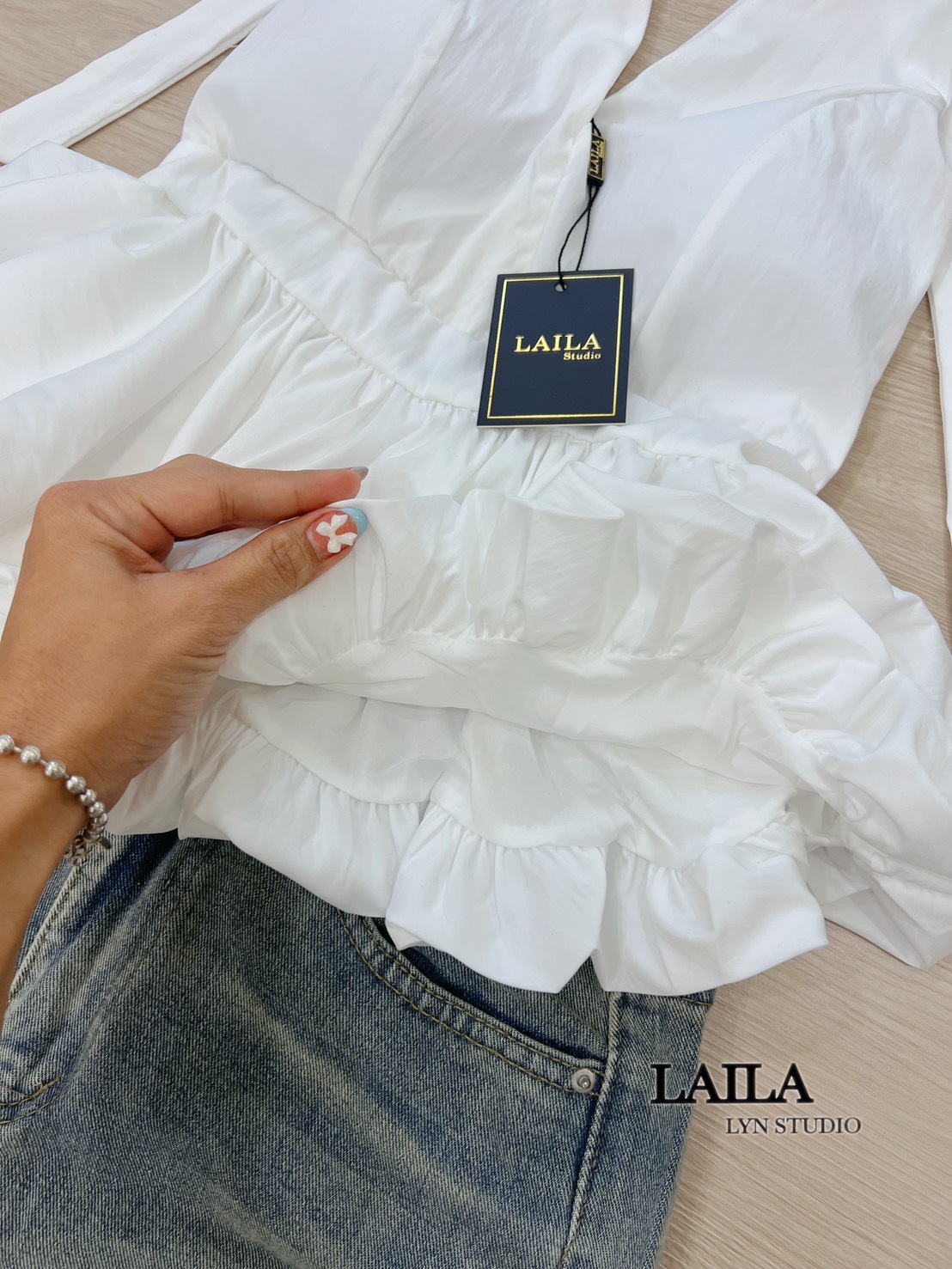 Tag : LAILA Detail: SET เสื้อ+กางเกง เสื้อทรงคล้องคอ งานแต่งผูกโบว์ช่วงคอ ด้านหลังแต่งสม็อคสุดแซ่บ ดีไซน์มาในโทนสีแดง/ขาว แต่งทรงบอลลูน ซับในสองชั้นฟูๆ มาพร้อมกางเกงยีนส์นำเข้าแท้💯 ทรงกระบอกปล่อยๆ เซ็ทนี้เหมาะสำหรับสาวๆสวยแซ่บลงตัวค่าา🖤 **
