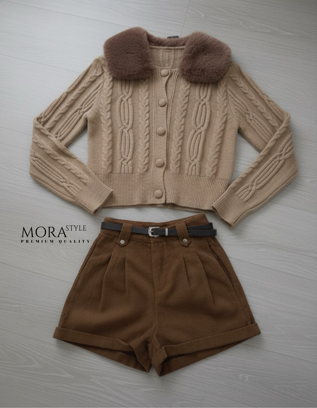 เซ็ต 2 ชิ้น เสื้อคาดิแกนไหมพรมแขนยาวทอลายถัก แต่งเฟอร์ขนที่คอน่ารักมากกกกก ขนเฟอร์ถอดได้ มาพร้อมกับ กางเกงลูกฟูกขาสั้นมีเข็มขัดให้หนึ่งเส้นใส่แมทช์เซ็ตน่ารักมากค่ะ