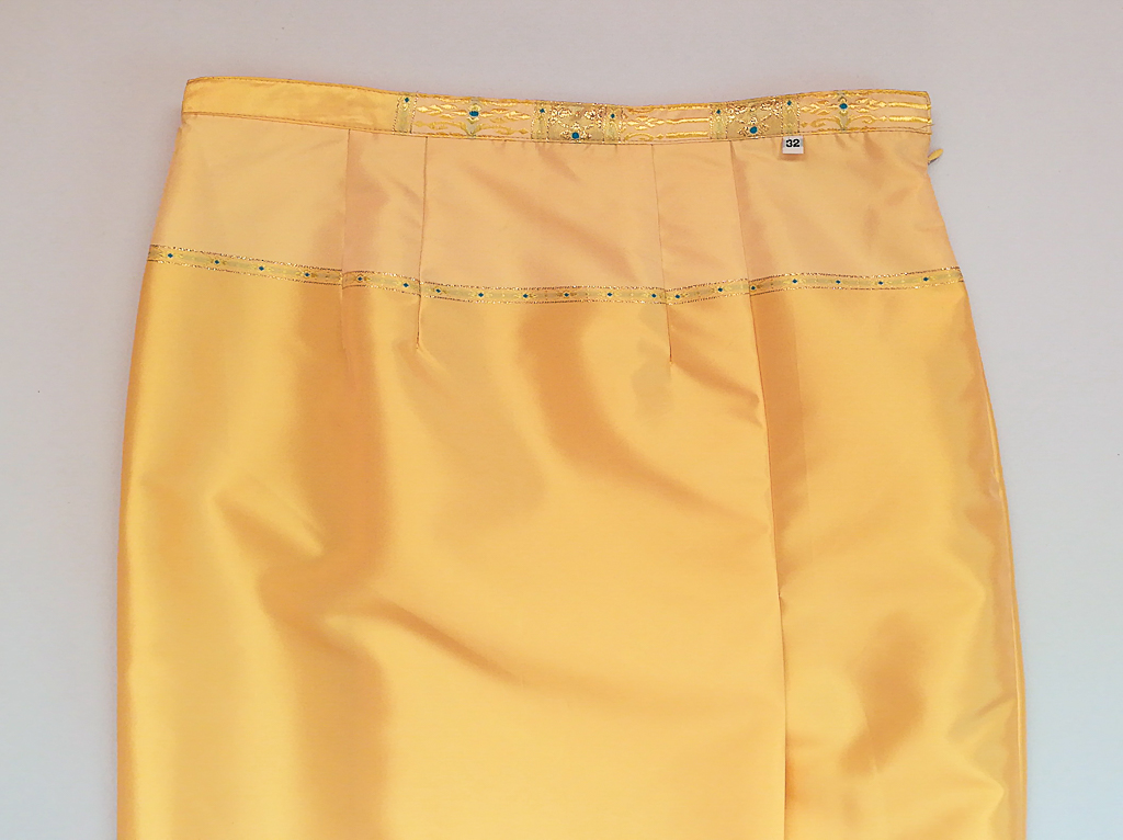 ผ้าถุงไหมสำเร็จรูป (สีเหลือทอง) งานตัดเย็บประณีต อัดผ้ากาวตามสีของผ้าถุง เนื้องานดีเกรด A (รอบเอว 32 นิ้ว)