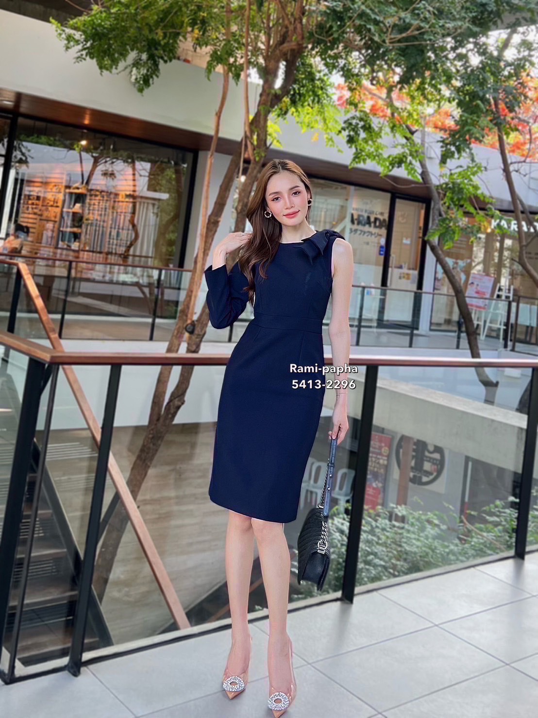เดรส เดรสสีกรมสุดหรู ดีเทลแต่งโบว์ใหญ่อลังการด้านซ้ายสวยโดดเด่น ดีไซน์ด้านขวาแขนยาวสวยเก๋ มีฟองน้ำจัดให้ทรงสวย ชายกระโปรงด้านหลังผ่าขึ้น ซับในอย่างดีทั้งตัว ซิปหลัง