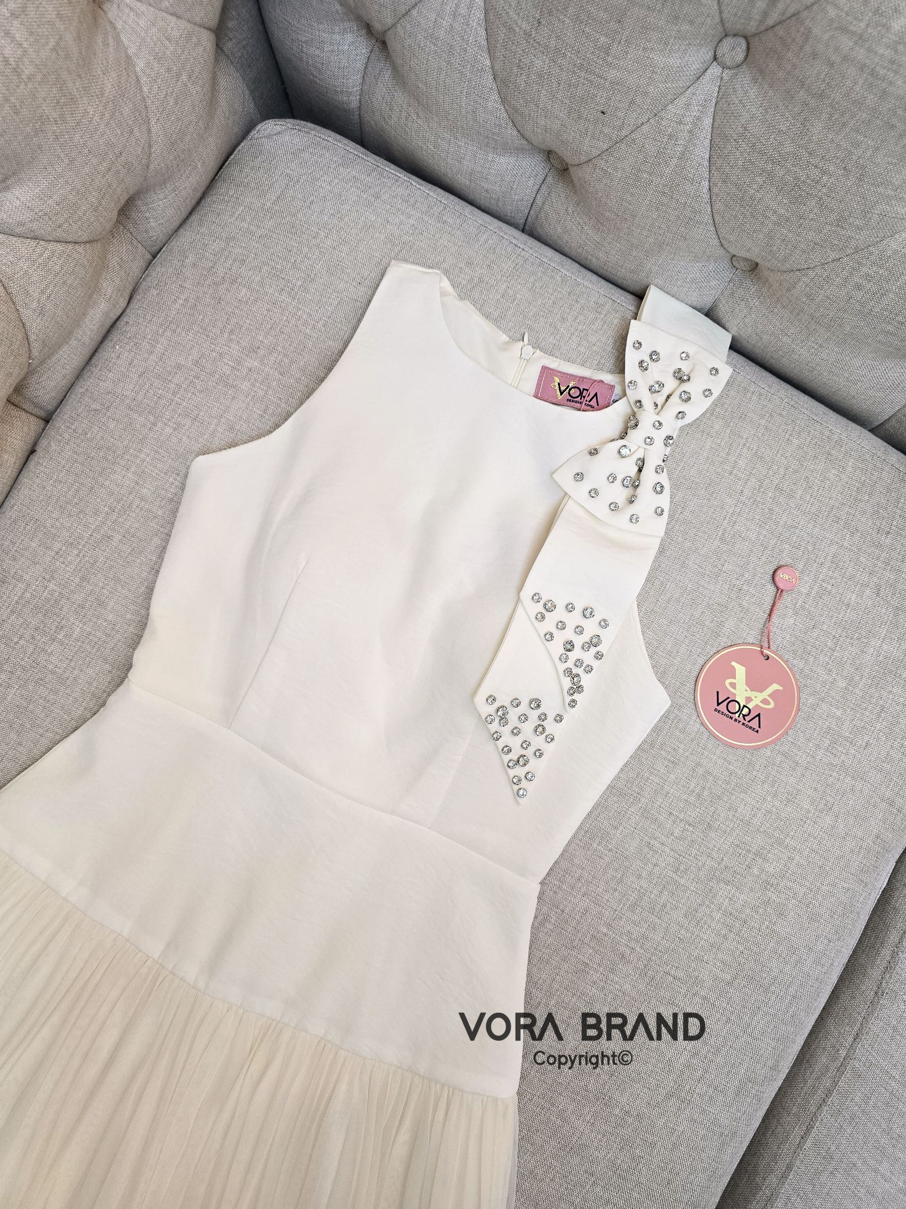 Dress ยาวแขนกุด สายเดี่ยว อกมีฟองน้ำจัดทรงให้ค่ะ ช่วงไหล่แต่งโบว์ใหญ่ แต่งปักเพชร ช่วงเอวเข้ารูป ช่วงกระโปรงตัดแต่งผ้าชีฟองอัดพลีทบานรอบชุด เนื้อผ้ามี texture ผ้าหนาเป็นทรงสวย มีซับในทั้งชุด