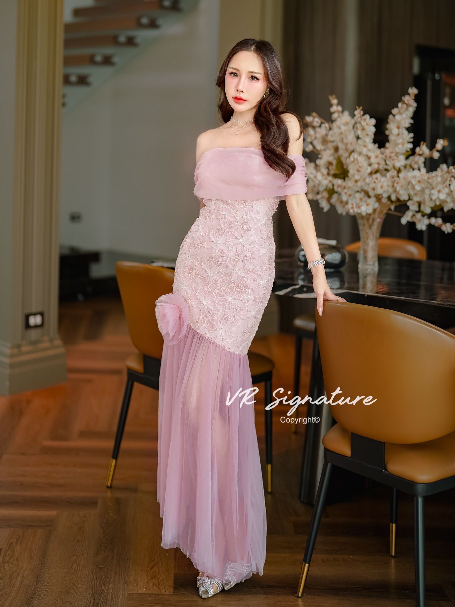Dress ตัวยาว ปาดไหล่ เนื้อผ้าซีทรูตาข่าย ช่วงตัวใช้ผ้าลูกไม้แฮนด์เมดรูปดอกไม้ปักเลื่อมทั้งตัวสวยมากๆค่ะ อกมีฟองน้ำจัดทรงให้ค่ะ เอวเข้ารูป ชายกระโปรงแต่งเฉียงเล็กน้อย แต่งผ้าตาข่ายชายกระโปรง มีเข็มกลัดดอกไม้