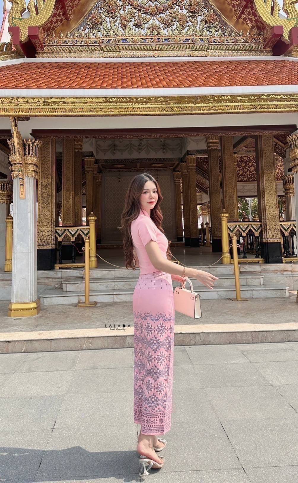 #งามอย่างไทย #ชุดไทย •Detail : set 2 ชิ้น ผ้าไทย ชุดไปทำบุญ ชุดไปงาน พร้อมส่งค่า เสื้อคอวีสีชมพูกระดุมหน้า ช่วงอกเสริมฟองน้ำแมทช์กับผ้าถุงสำเร็จ ผ้าพิมพ์ลายมีซิบหลัง สวมใส่สะดวก สวยหวานฉ่ำๆ งานบุญ งานบวชได้หมดเลยค่ะ