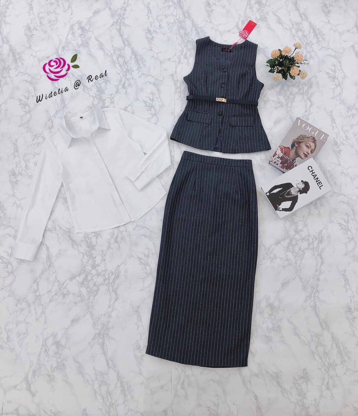 Set 4 ชิ้น มีเสื้อเชิ้ตสีขาว+เสื้อแขนกุด+กระโปรงยาว+เข็มขัด 1 เส้น งานเนื้อผ้าอย่างดีมีน้ำหนัก ผ้าไม่บาง ตัวเสื้อแขนกุดกระดุมหน้า กระโปรงทรงสอบ เอวสูง ผ่าหลัง งานสวยมากชุดนี้ คัตติ้งเนี๊ยบเป๊ะสุดๆ