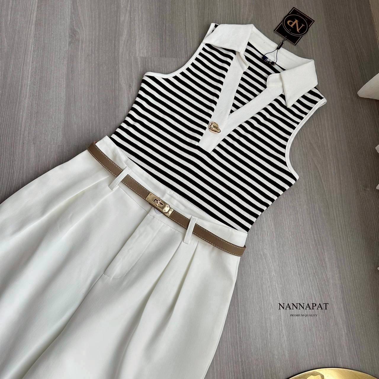 เซ็ทสามชิ้น ตัวเสื้อแขนกุดผ้ายืดลายทางหนานุ่ม ใส่สบาย แต่กระดุมสวยเก๋ มากับกางเกงขายาวผ้าสูท ทรงสวยมาก แถมเค้ามีเข็มขัดมาให้แม็ชอีกเส้น ครบจบลงตัว ทำถึงไม่ไหว