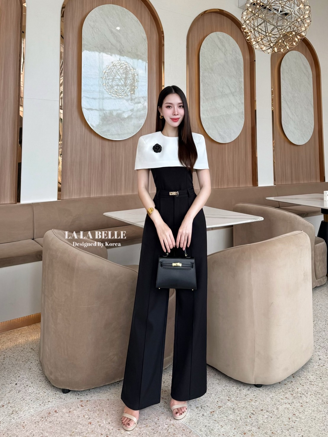 ซต4ชิ้นผ้าสูททูโทนเสื้อทรงคลุมไหล่ทรงสวยด้านหลังผ่าซิปแต่งเข็มกลัดดอกไม้ใส่เข้าในกางเกงขายาวทรงสวยตะเข็บหน้าใส่แล้วสูงผอมมาพร้อมเข็มขัดเข้าชุดสีเดียวกันมีซับในอัดกาวผ้าดีมากๆ