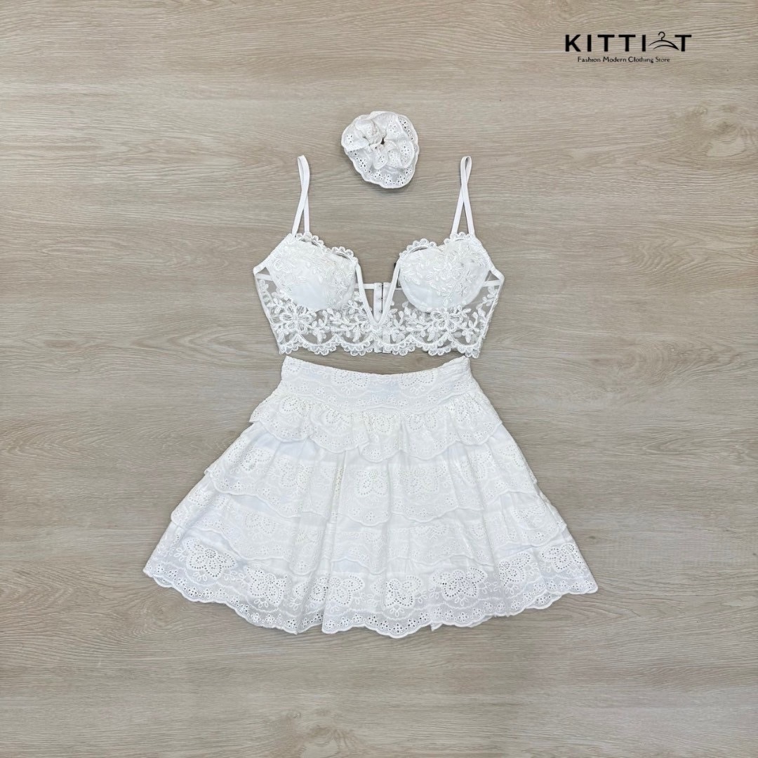 Set (3) ชิ้น เสื้อ + กระโปรง+ที่ผูกผมชุดเซตสายเดียวผ้าลูกไม้เนื้อหนาแน่น High Fashion มาก กับตัวเสื้อโดดเด่นที่หน้าอก ตกแต่ง ช่วงตัวเป็นซีทรู งานจริงสวยมากเพิ่มความหรูหรา ตะขอหลัง มีฟองน้ำเสริมหน้าอก กระโปรงจับจีบ ทรงชายระบาย มีซับในเป็นกางเกง มีที่ผูกผมม