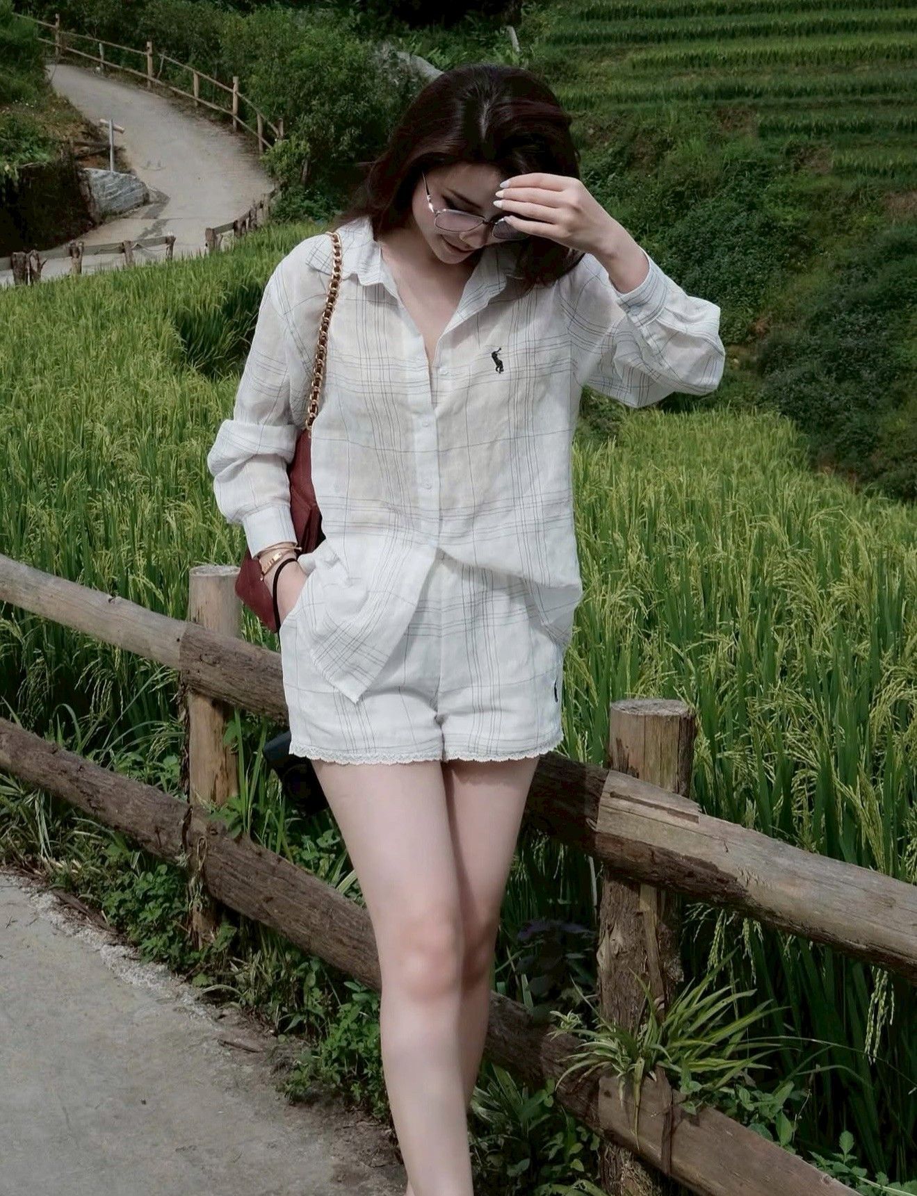 เซต 2 ชิ้น เสื้อเชิ้ตแขนยาว ผ้าเบาสบาย +กางเกงขาสั้นแต่งลูกไม้ปลายขากางเกง กางเกงมีซับใน มีซิบด้านหน้ากางเกงมีกระโป๋าทั้ง2 ข้าง สวยเก๋ดูดี ใส่เที่ยว ถ่ายรูปร้านกาแฟ ใส่เดินห้าง ช้าไม่ได้แล้วคร้า ของสวยๆหมดไวจัดด่วนๆ✨