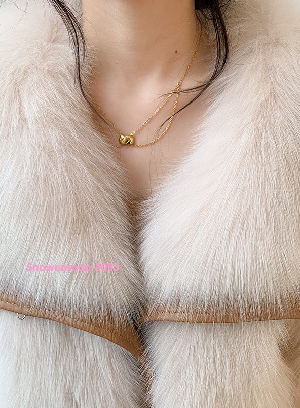 สวยหรู ดูแพงทุกลุค เสื้อโค้ทขนเฟอร์แต่งขอบหนัง ไฮเอนสุดปัง อุ่นหนา แต่ใส่แล้วเบาสบาย ขนนุ่มฟู ดีไซน์โอเวอร์ไซ หรูหราแบบคุณหนู ใส่แล้วถ่ายรูปสวยทุกมุม มี 2 สีสุดคลาสสิค ควรมีติดตู้