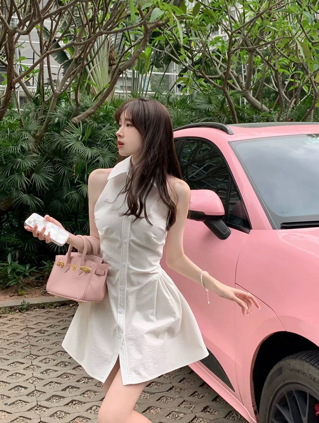 เซต3ชิ้น.. สีขาวแบบฉบับผู้ดี เสื้อคอปกกระดุมหน้า ดีเทลเก๋ทั้งตัว ดีเทลเสื้อหน้าสั้น ด้านหลังยาว เนื้อผ้านิ่มรีดง่าย สวมใส่สบาย ++กางเกงขาสั้นเนื้อผ้าและสีเดียวกัน ซับในอย่างดีทั้งตัว มีกระเป๋าใช้งานได้จริง ซิปหลัง ++กระเป๋าทรงดอกไม้สีทอง สวยหรูมากๆคะ