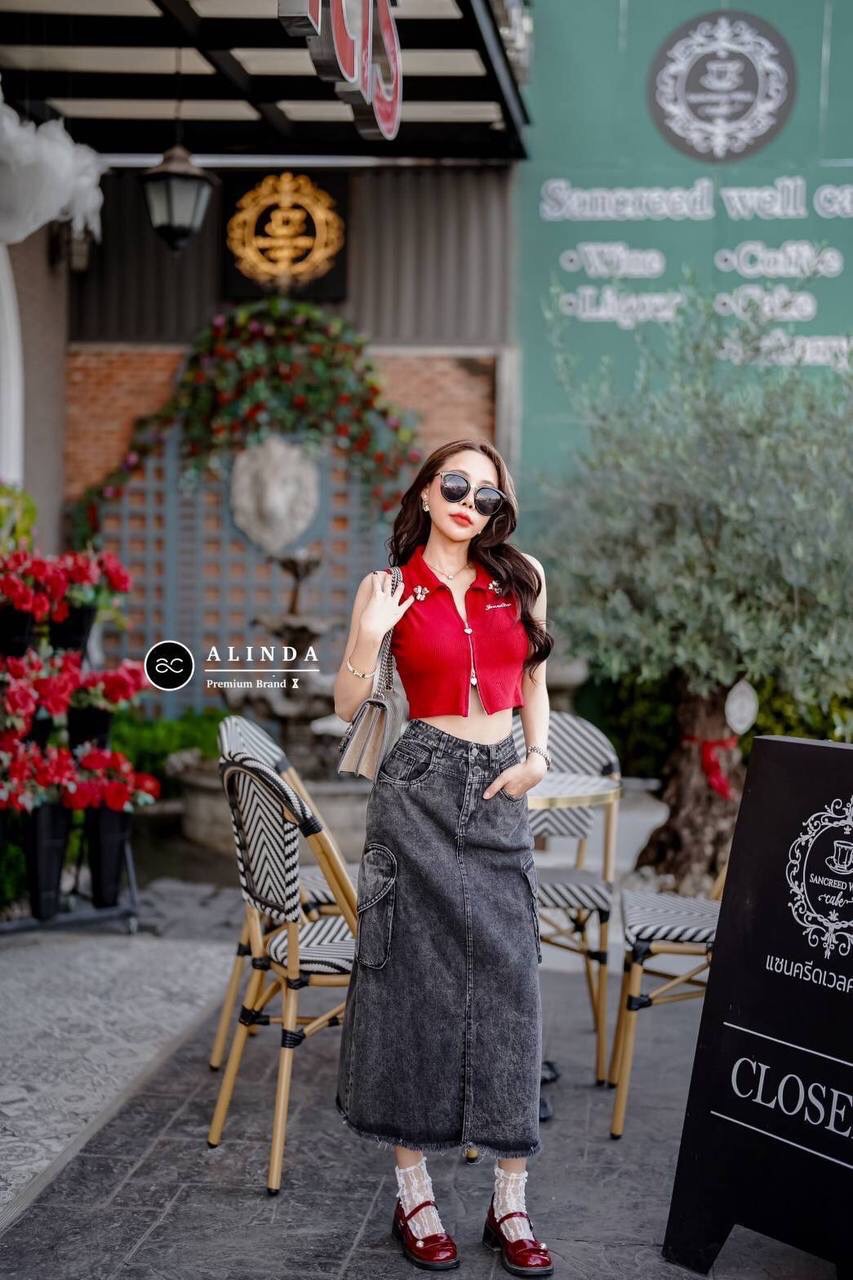 ชุดเซ็ทงานตามหาเข้าแล้วนะคะ มันสวย มันจึ้งงมากค่ะชุดนี้ ตัวเสื้อเป็นเสื้อแขนกุดคอปกสีแดง ทรงครอป ซิปหน้ารูดได้ 2 ทาง จะใส่แบบเรียบร้อยดูน่ารักๆ หรือจะรูดขึ้นเพิ่มความเซ็กซี่ก็ได้หมด หัวซิปเป็นอะไหล่รูปหัวใจน่าร๊ากก ยังแต่งอะไหล่ช่วงคอปกเป็นน้องโบว์และหัวใ